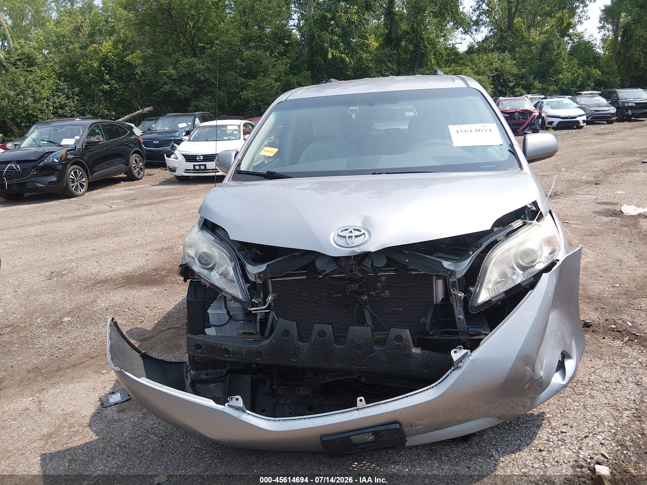 2013 Toyota Sienna Le V6 8 Passenger Silver vin: 5TDKK3DC9DS341540