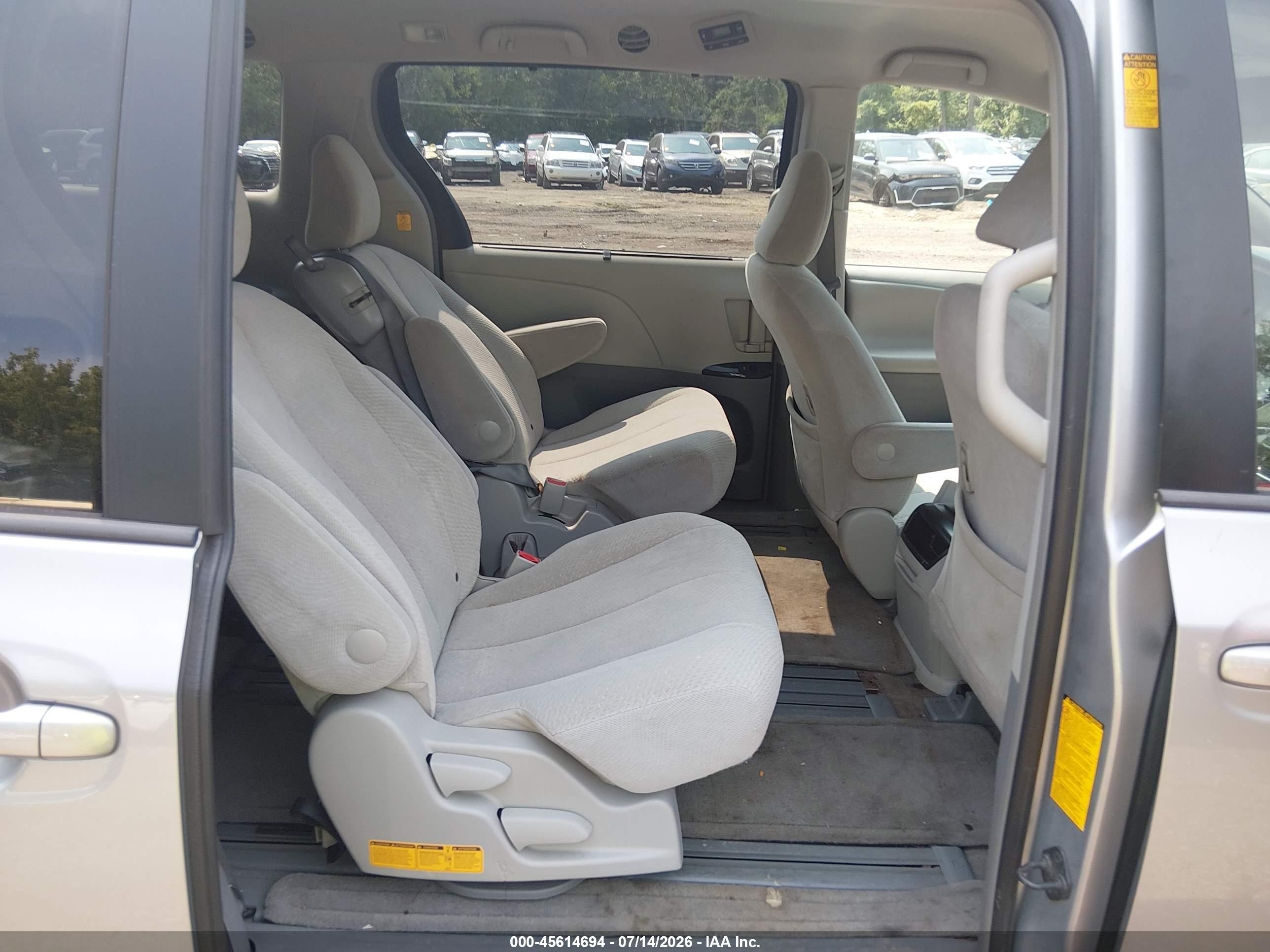 2013 Toyota Sienna Le V6 8 Passenger Silver vin: 5TDKK3DC9DS341540