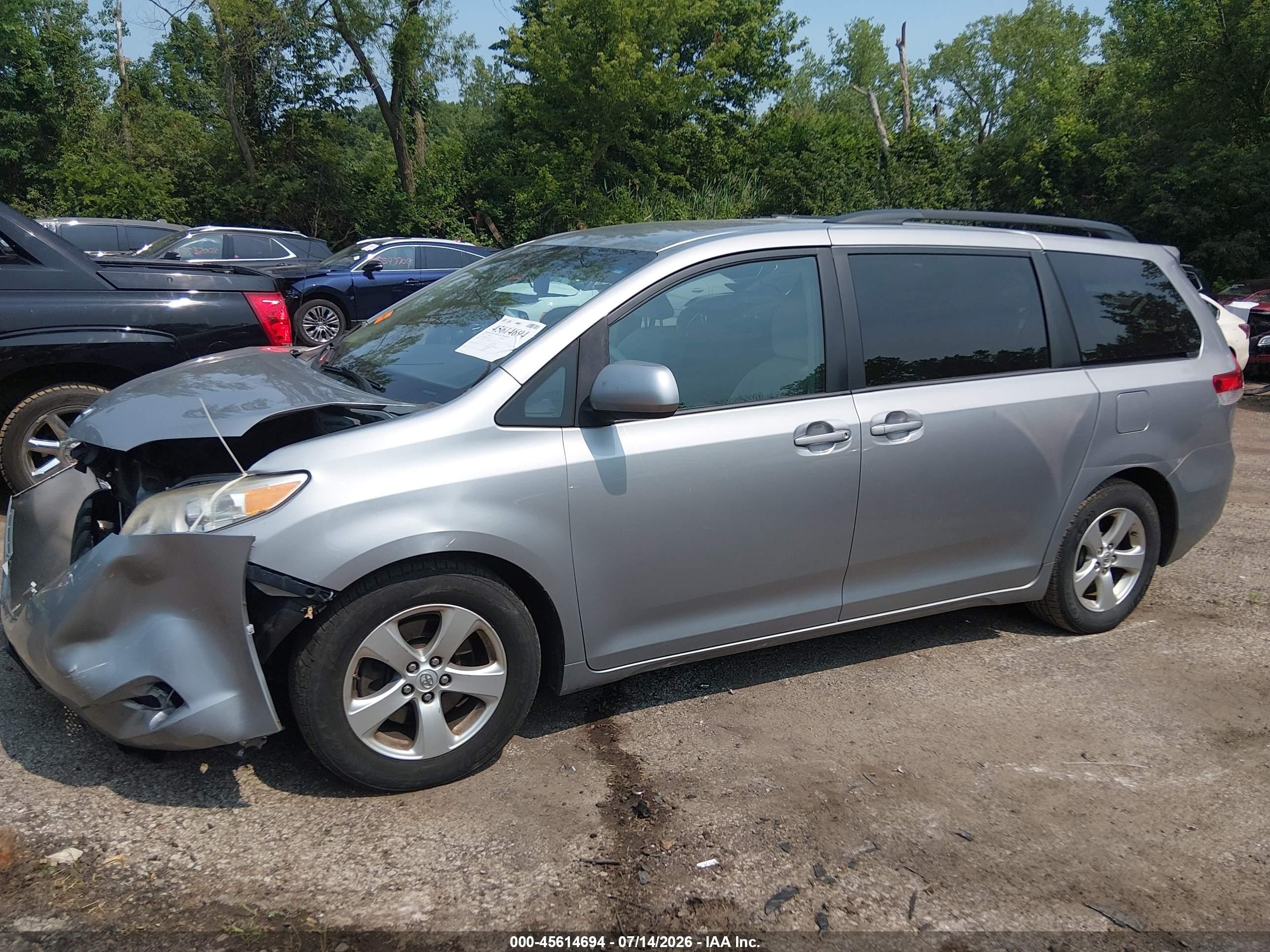 2013 Toyota Sienna Le V6 8 Passenger Silver vin: 5TDKK3DC9DS341540