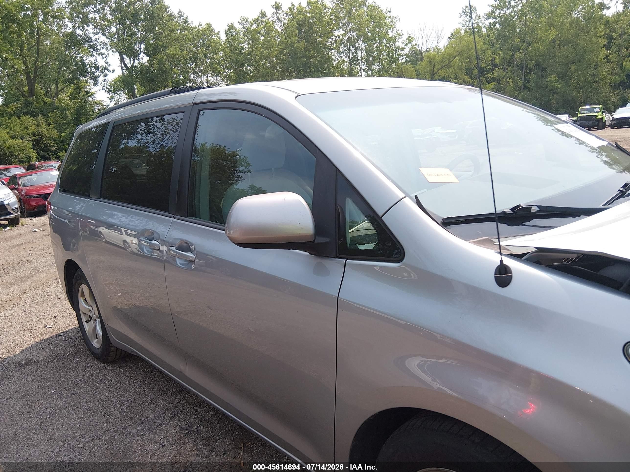 2013 Toyota Sienna Le V6 8 Passenger Silver vin: 5TDKK3DC9DS341540