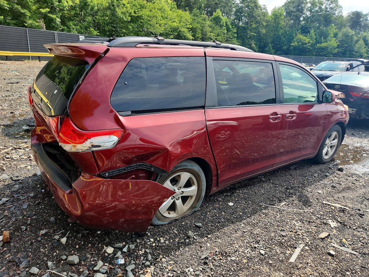 2013 Toyota Sienna Le Maroon vin: 5TDKK3DC9DS341876