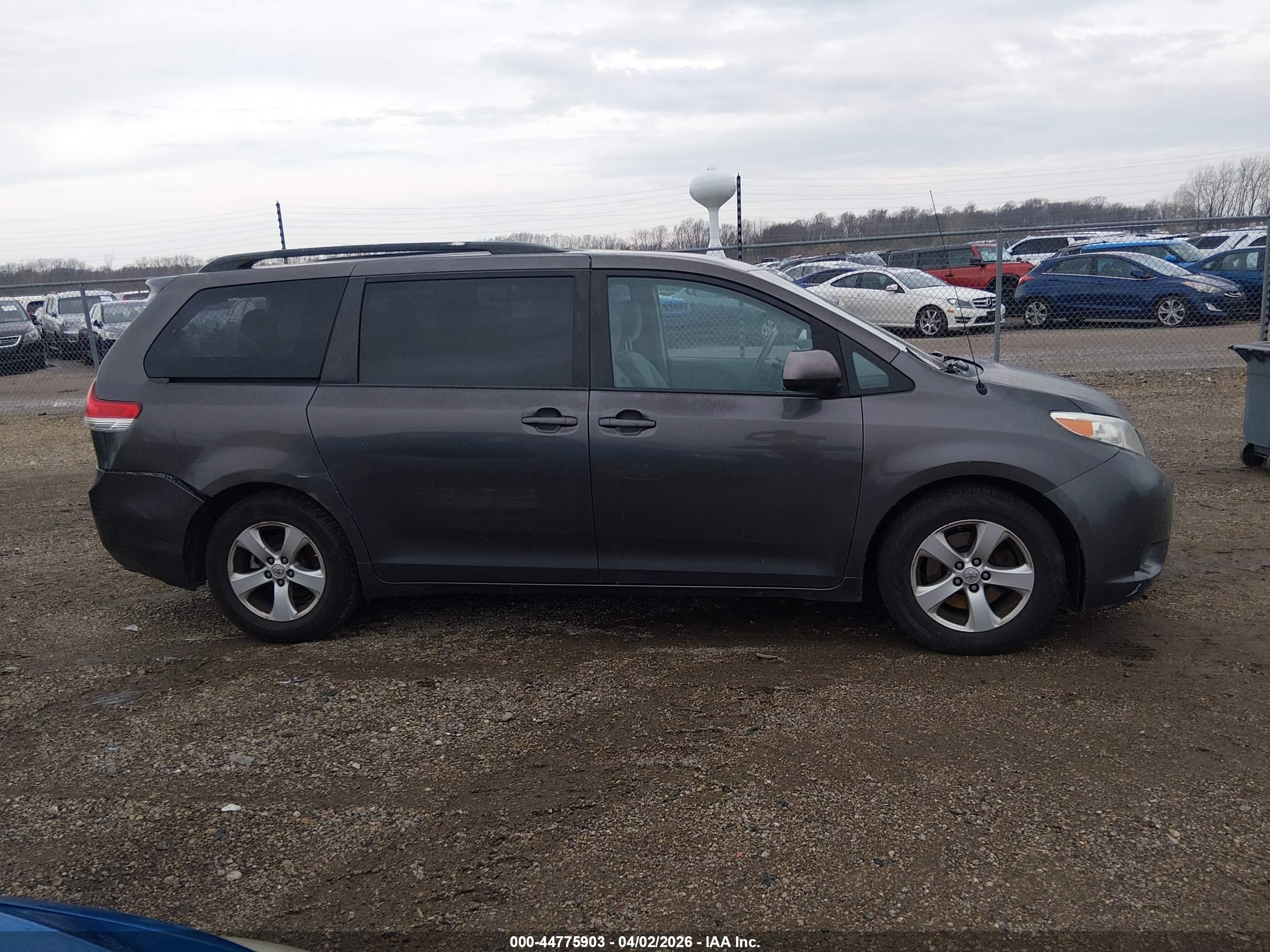 2013 Toyota Sienna Le V6 8 Passenger Gray vin: 5TDKK3DC9DS382931