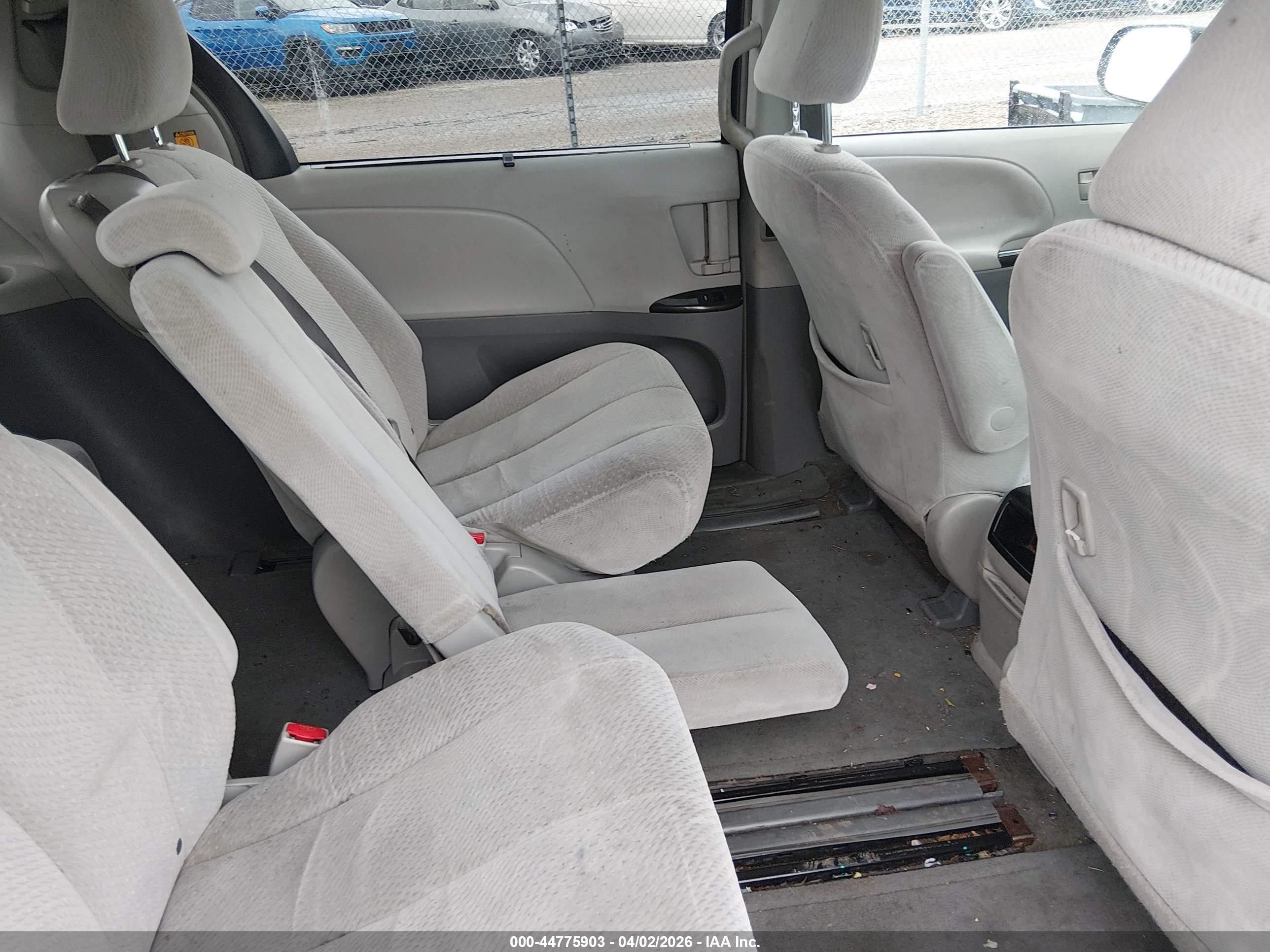 2013 Toyota Sienna Le V6 8 Passenger Gray vin: 5TDKK3DC9DS382931