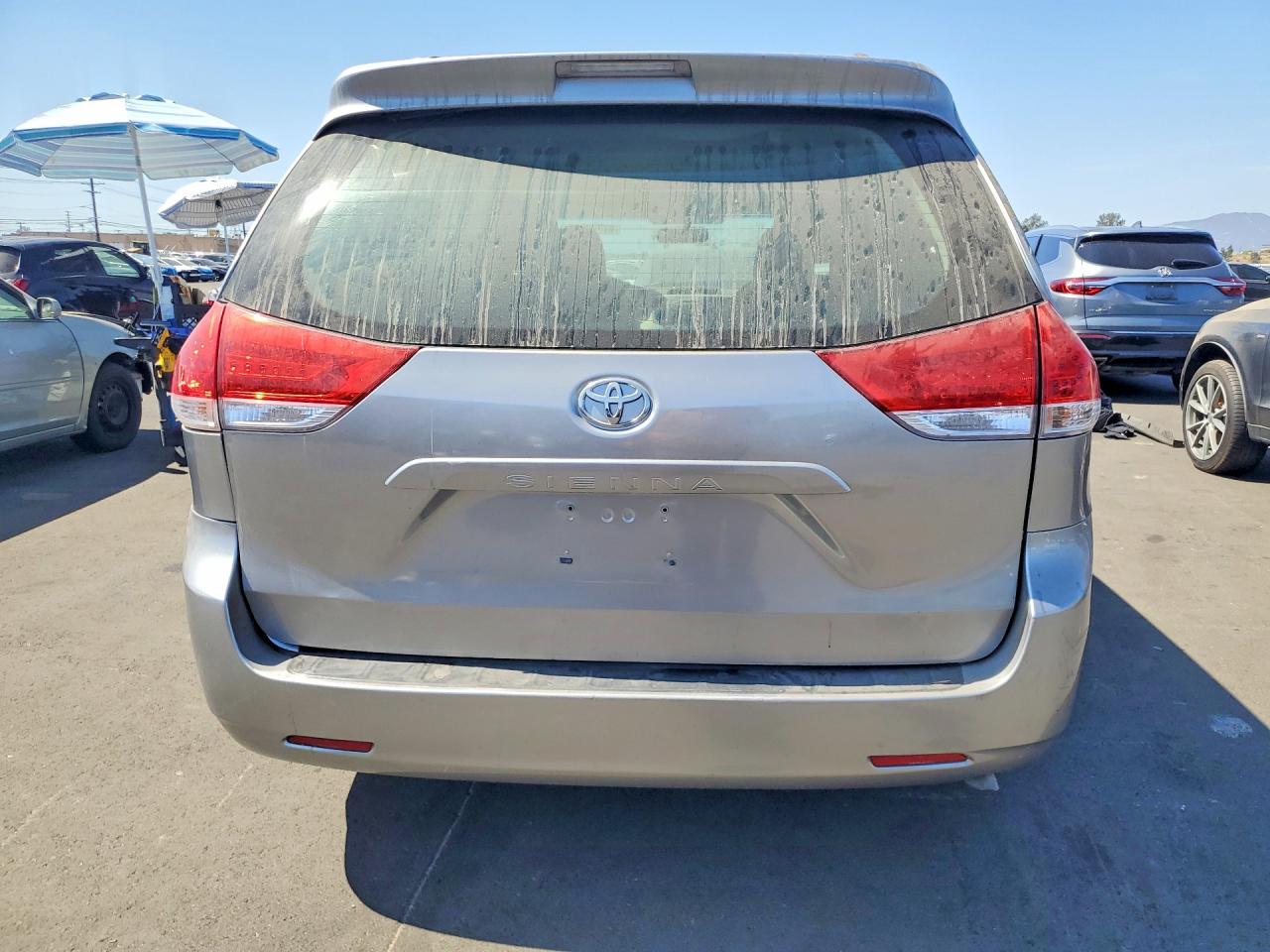 2014 Toyota Sienna Le Серебряный vin: 5TDKK3DC9ES417226