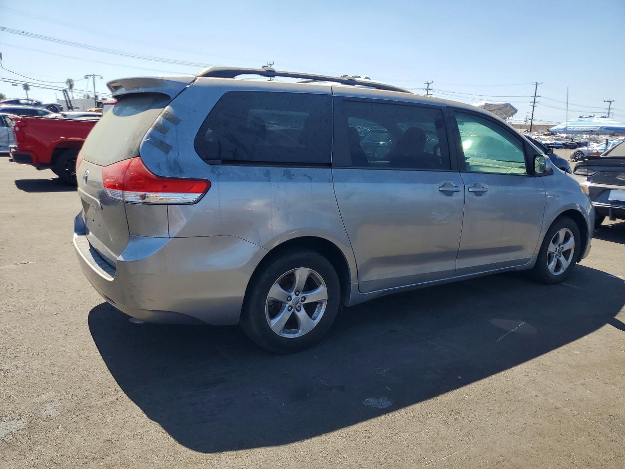 2014 Toyota Sienna Le Серебряный vin: 5TDKK3DC9ES417226