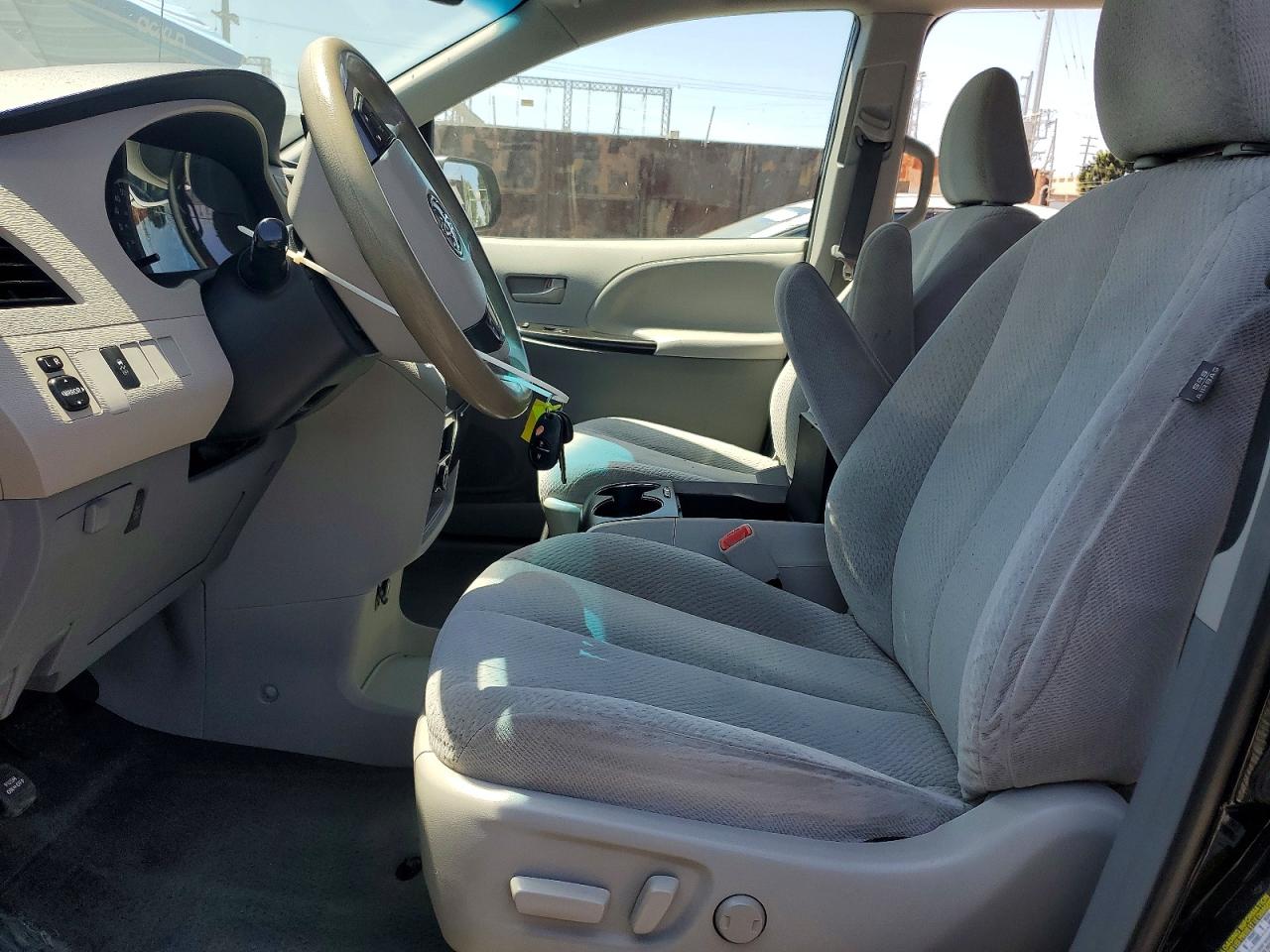 2014 Toyota Sienna Le Black vin: 5TDKK3DC9ES447973