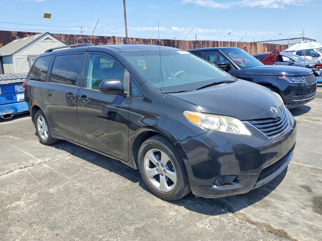2014 Toyota Sienna Le Black vin: 5TDKK3DC9ES447973