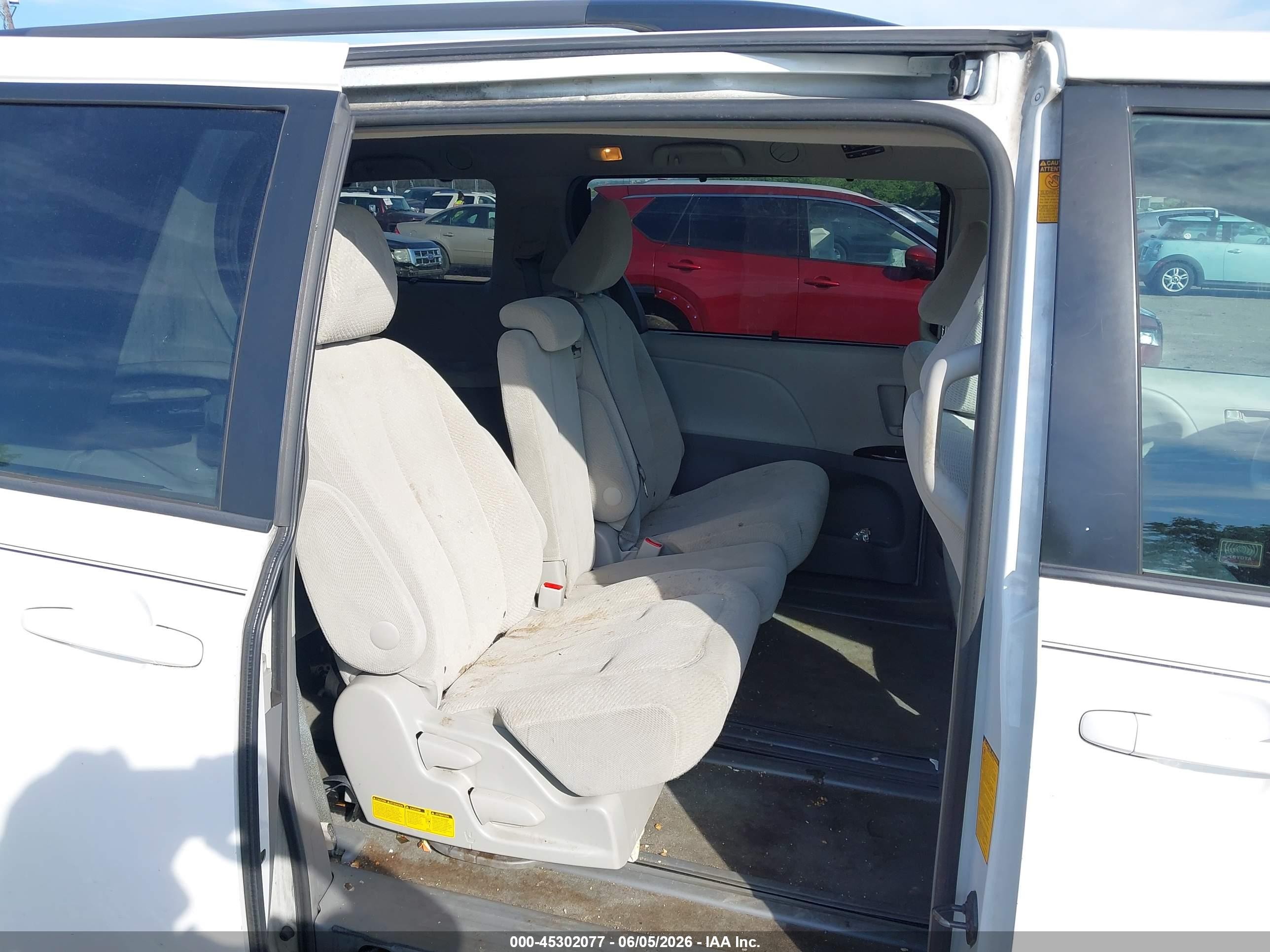 2014 Toyota Sienna Le V6 8 Passenger White vin: 5TDKK3DC9ES449965