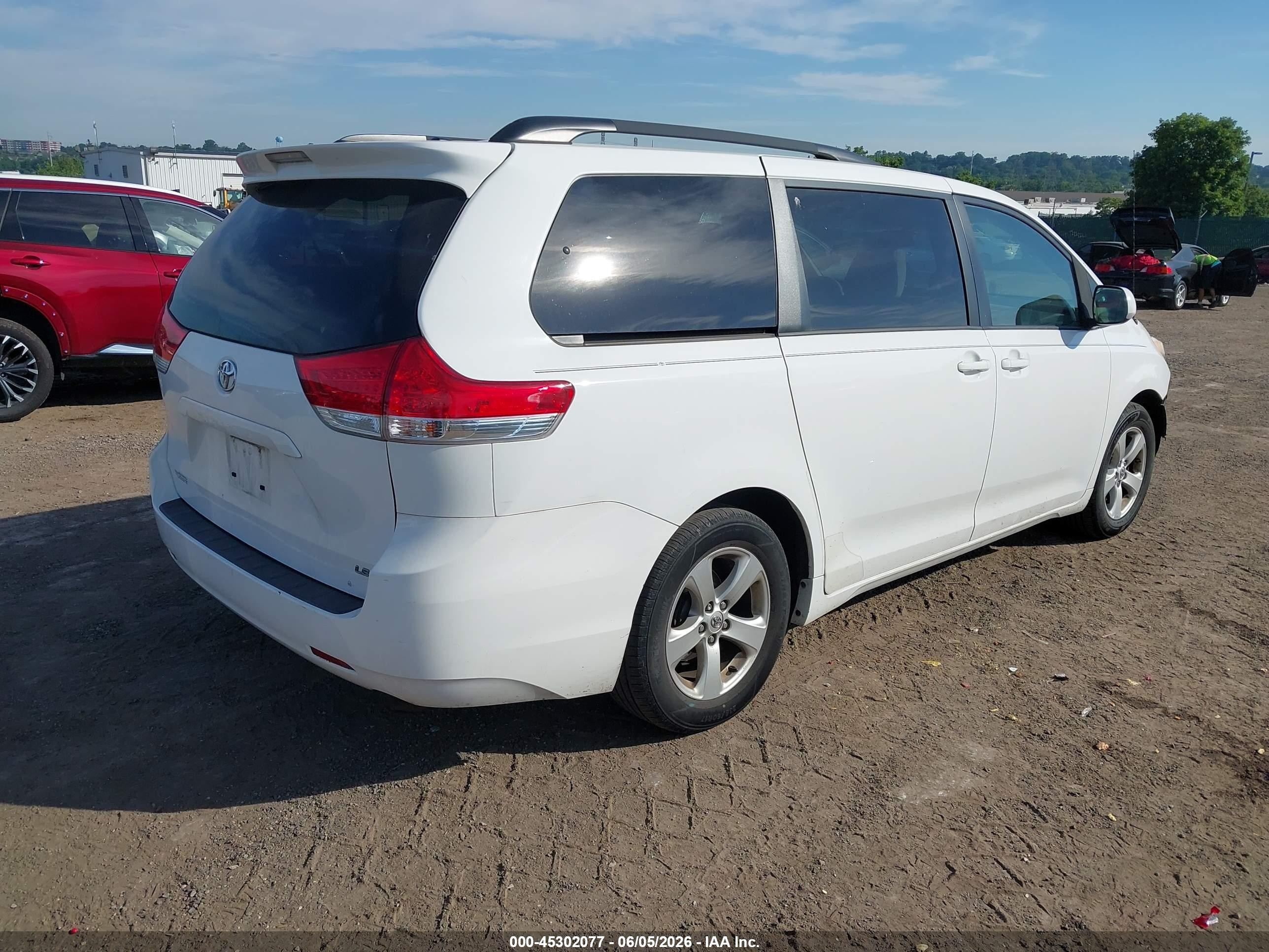 2014 Toyota Sienna Le V6 8 Passenger White vin: 5TDKK3DC9ES449965
