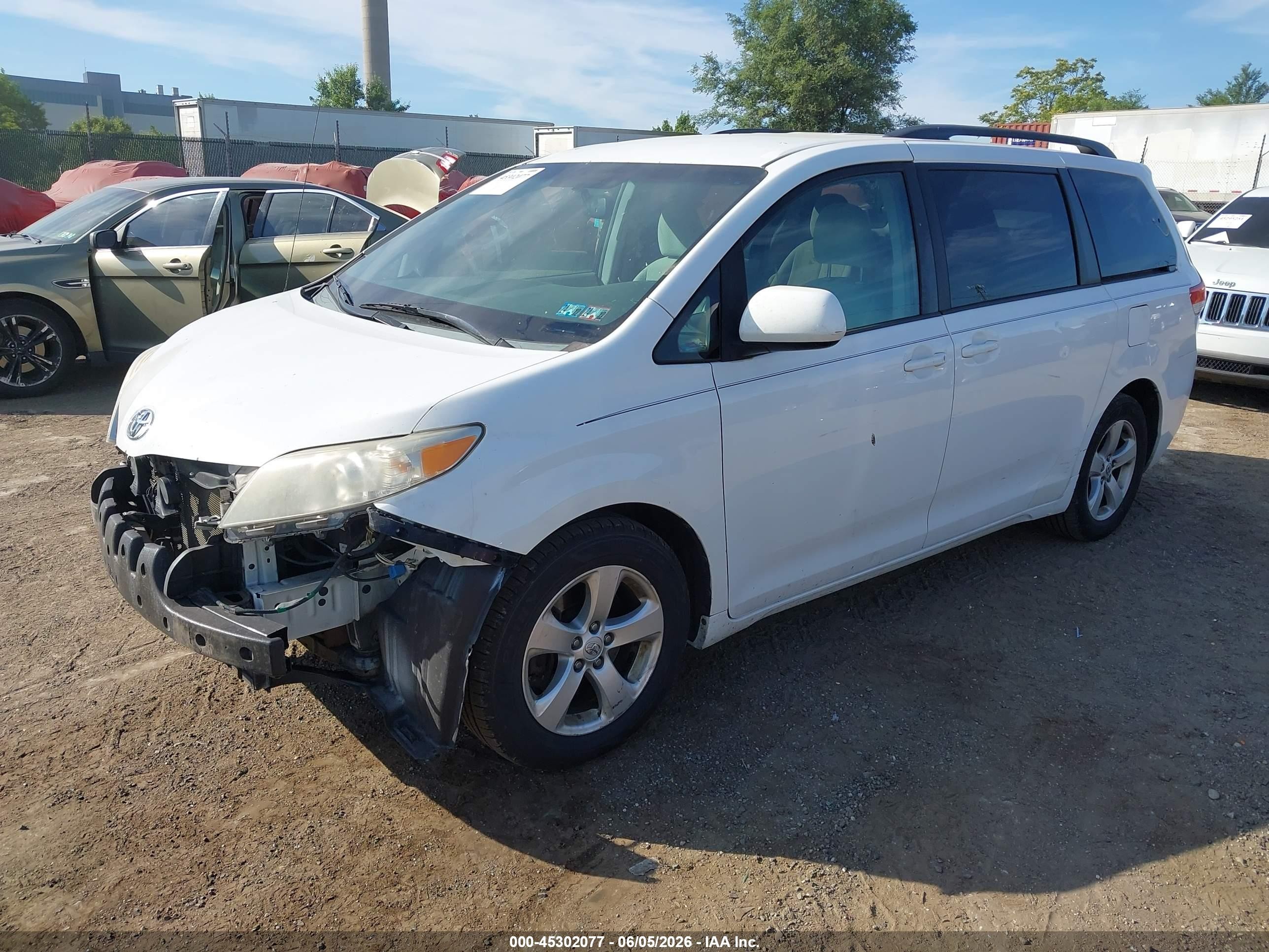 2014 Toyota Sienna Le V6 8 Passenger White vin: 5TDKK3DC9ES449965
