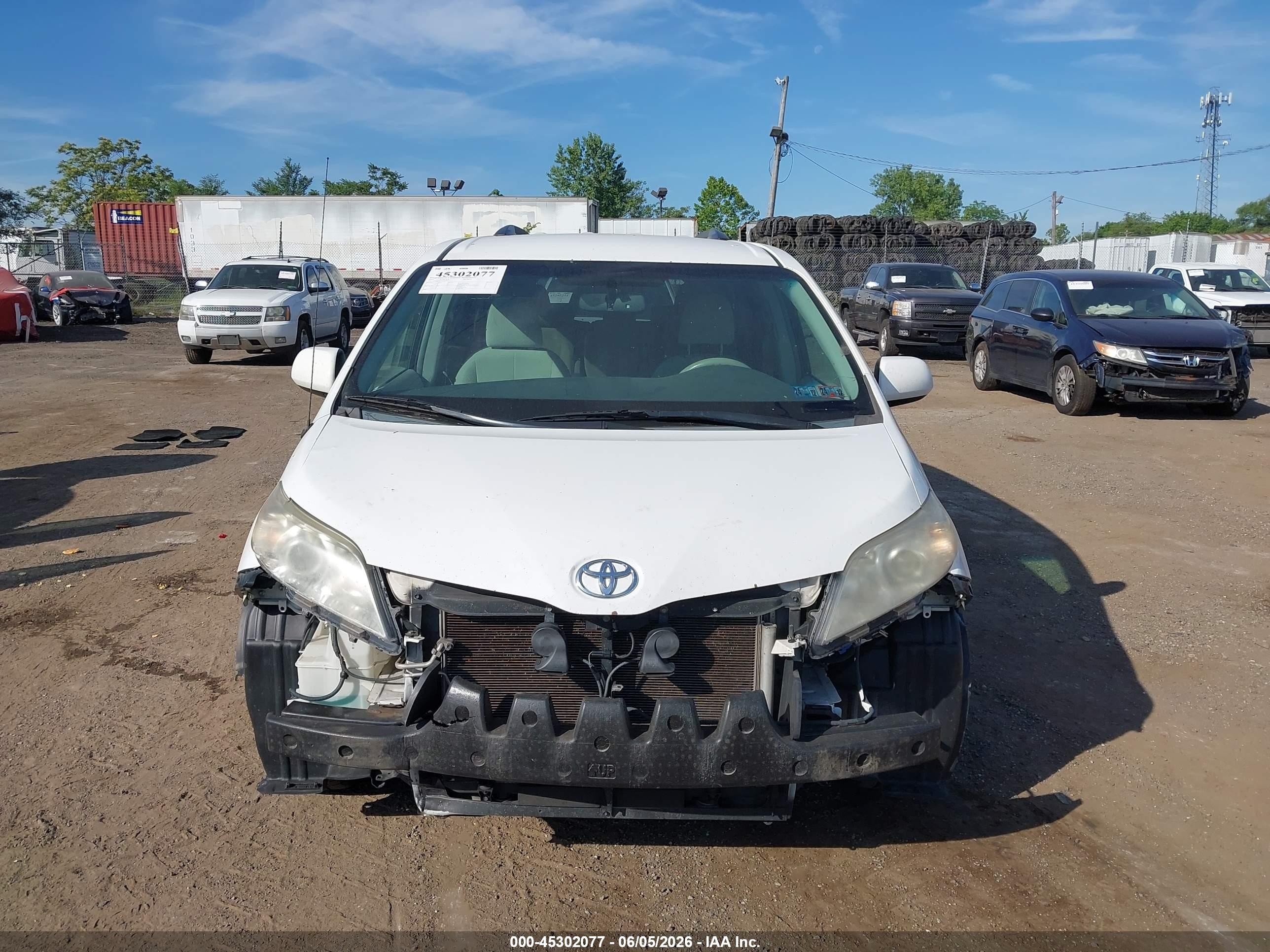 2014 Toyota Sienna Le V6 8 Passenger White vin: 5TDKK3DC9ES449965