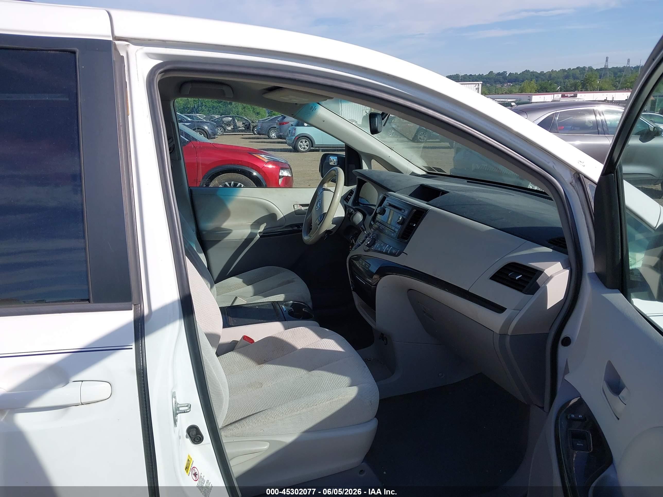 2014 Toyota Sienna Le V6 8 Passenger White vin: 5TDKK3DC9ES449965
