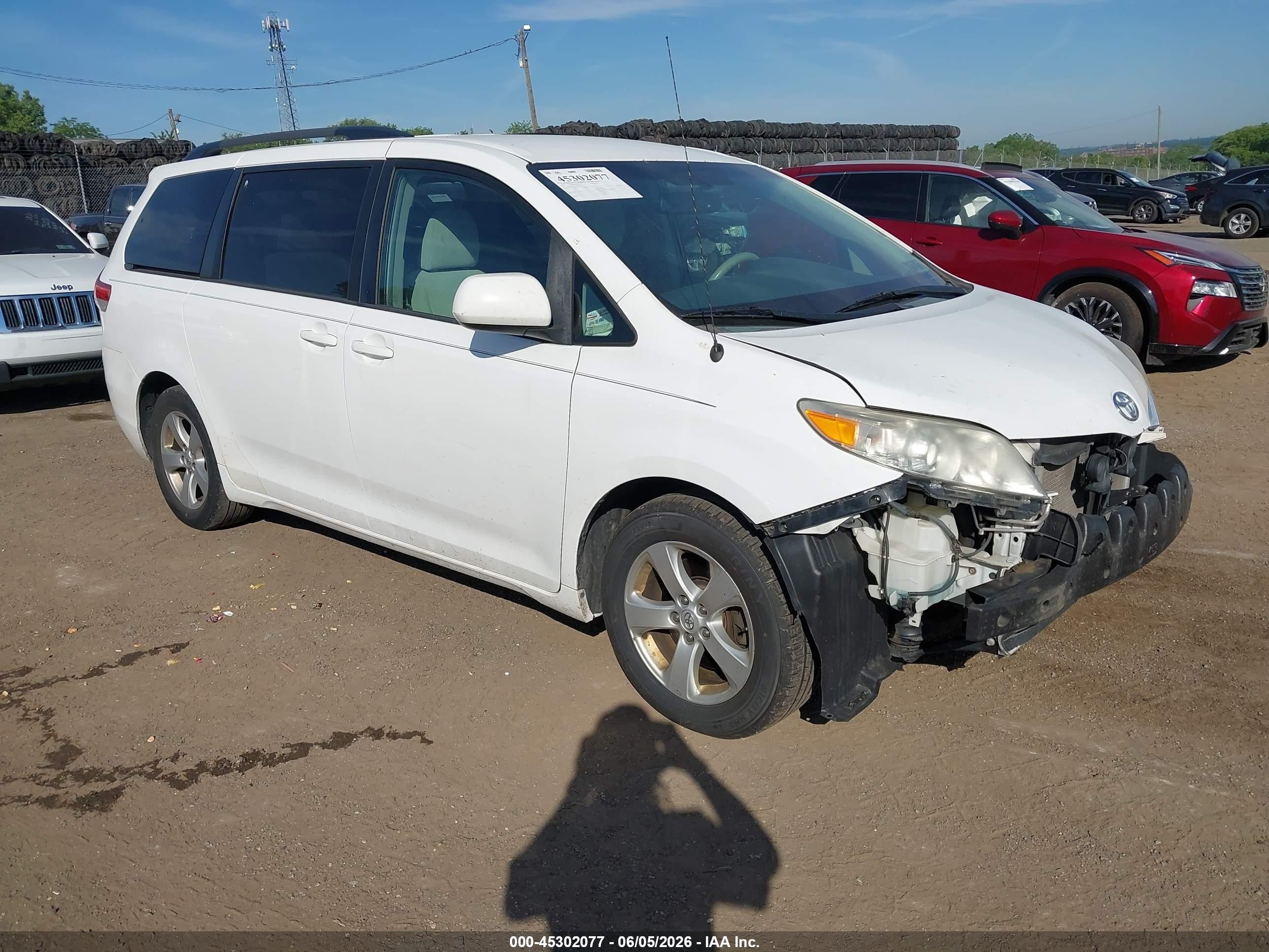 2014 Toyota Sienna Le V6 8 Passenger White vin: 5TDKK3DC9ES449965