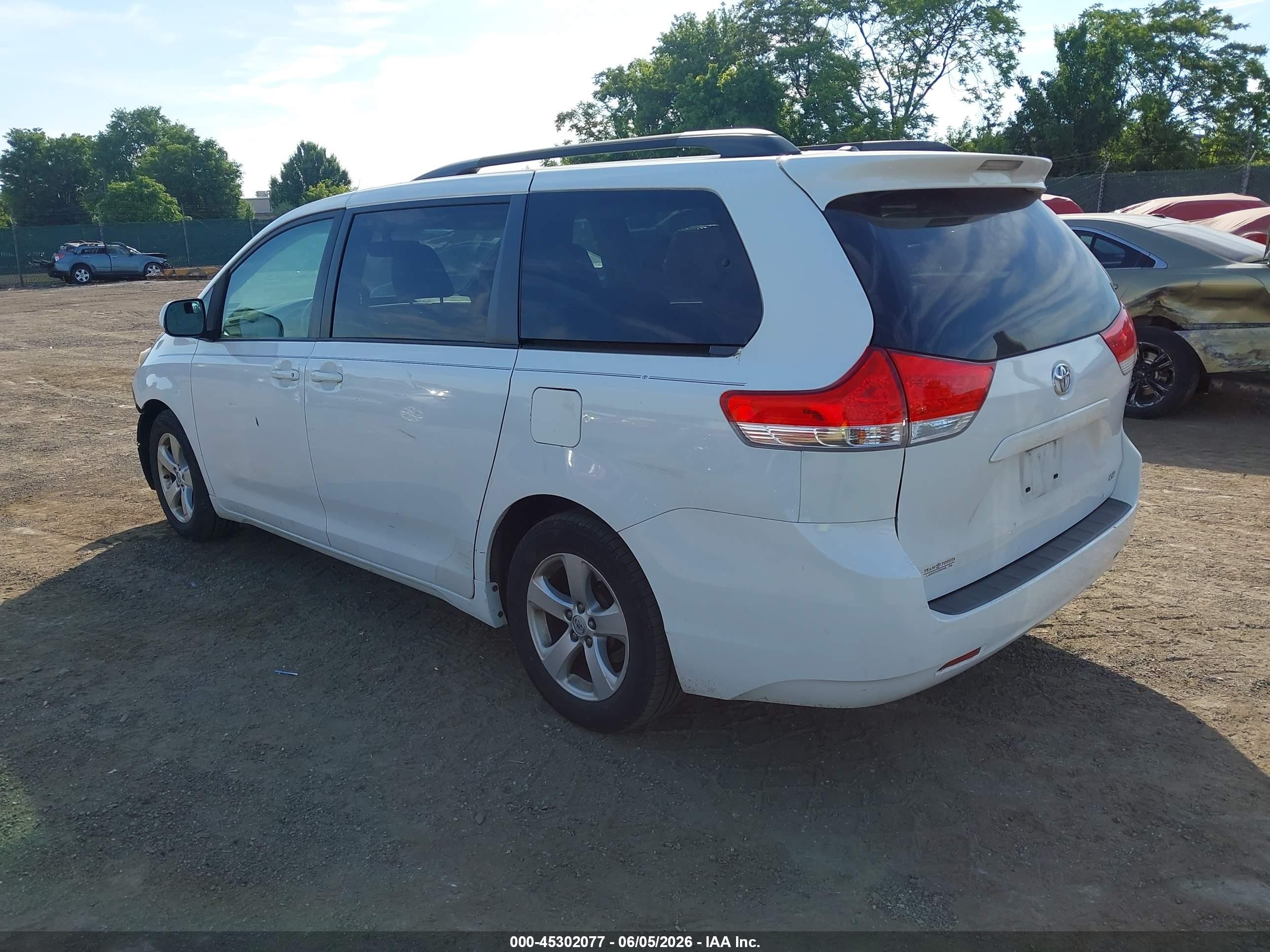 2014 Toyota Sienna Le V6 8 Passenger White vin: 5TDKK3DC9ES449965