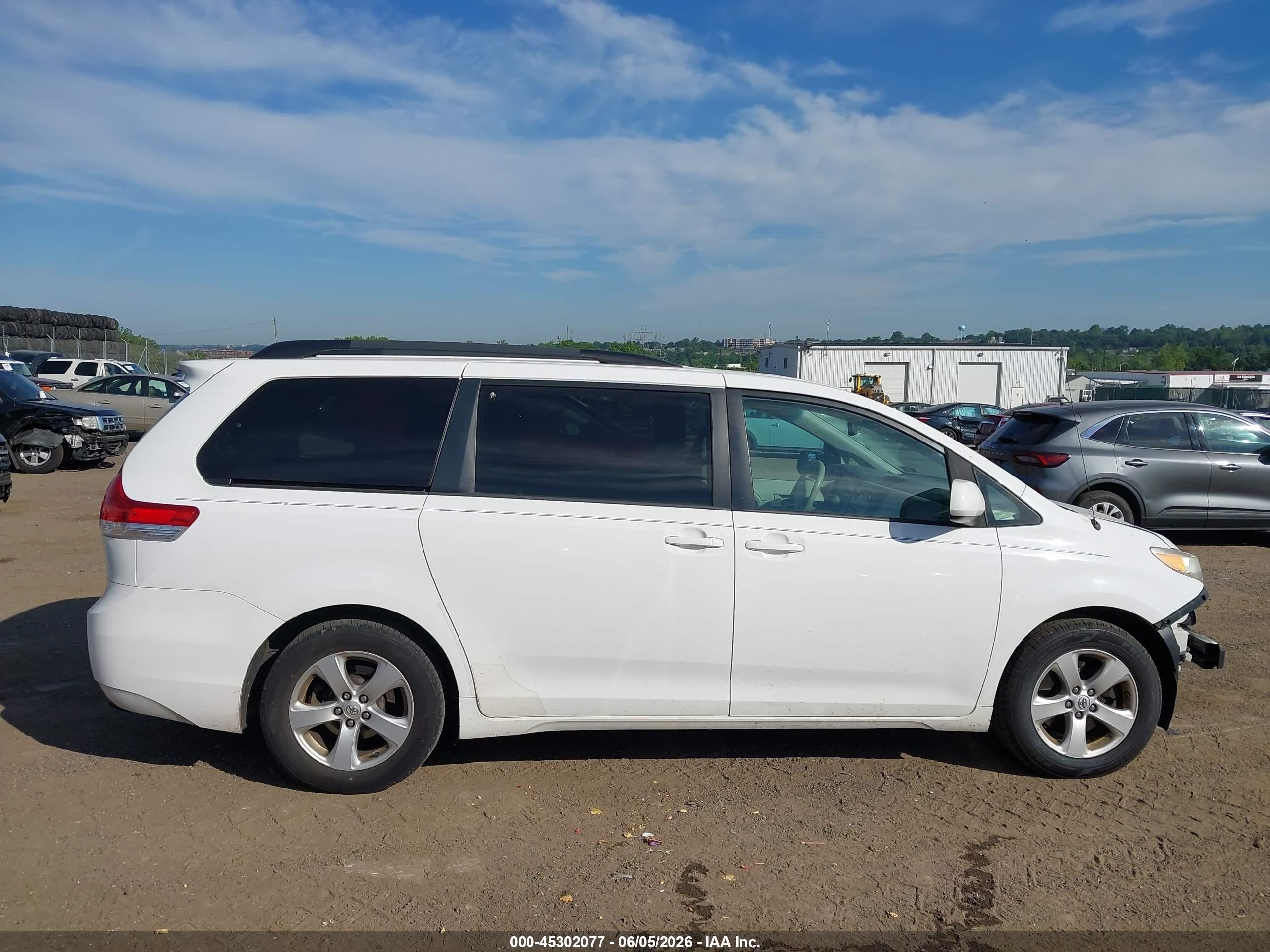2014 Toyota Sienna Le V6 8 Passenger White vin: 5TDKK3DC9ES449965