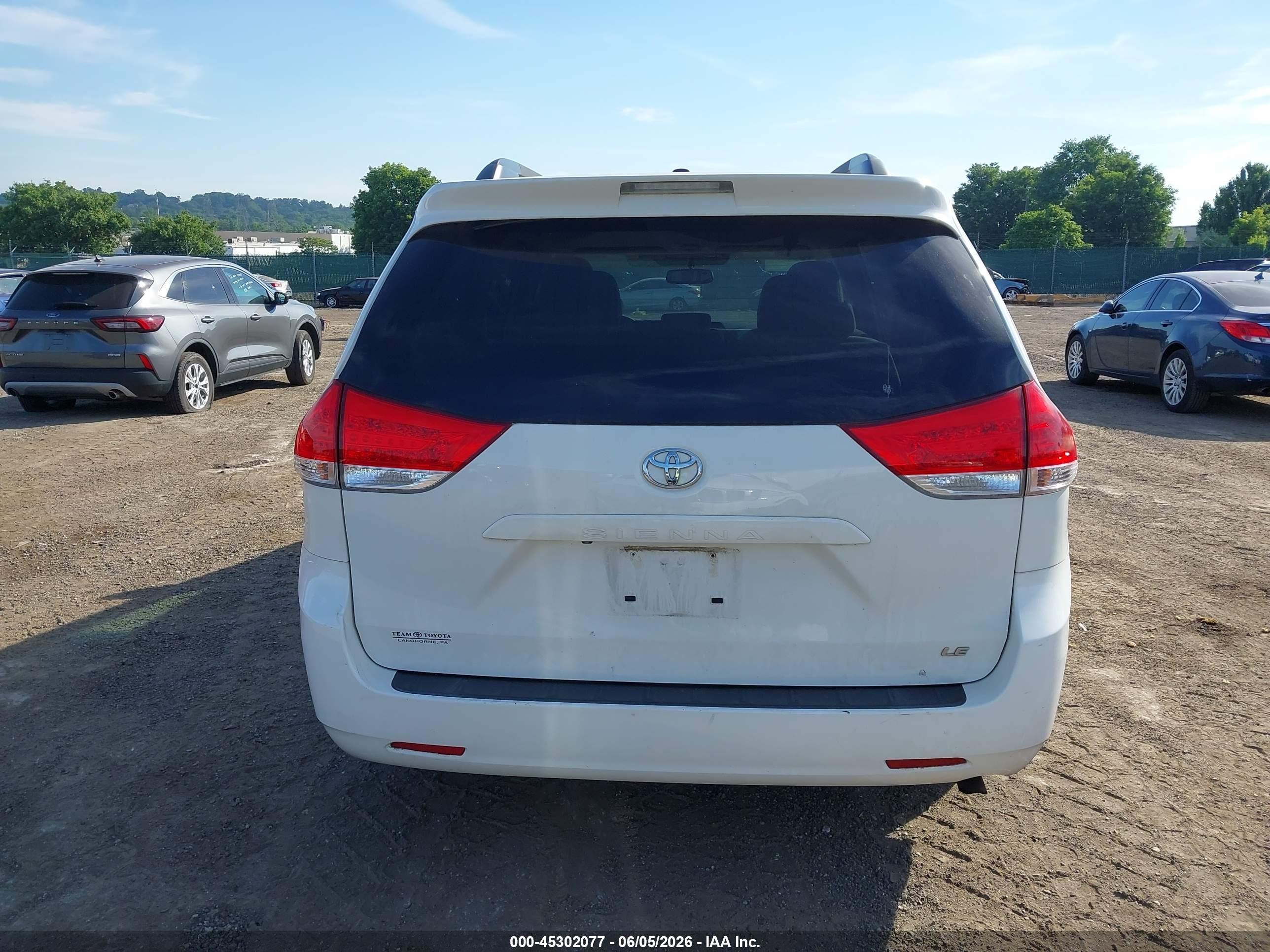 2014 Toyota Sienna Le V6 8 Passenger White vin: 5TDKK3DC9ES449965