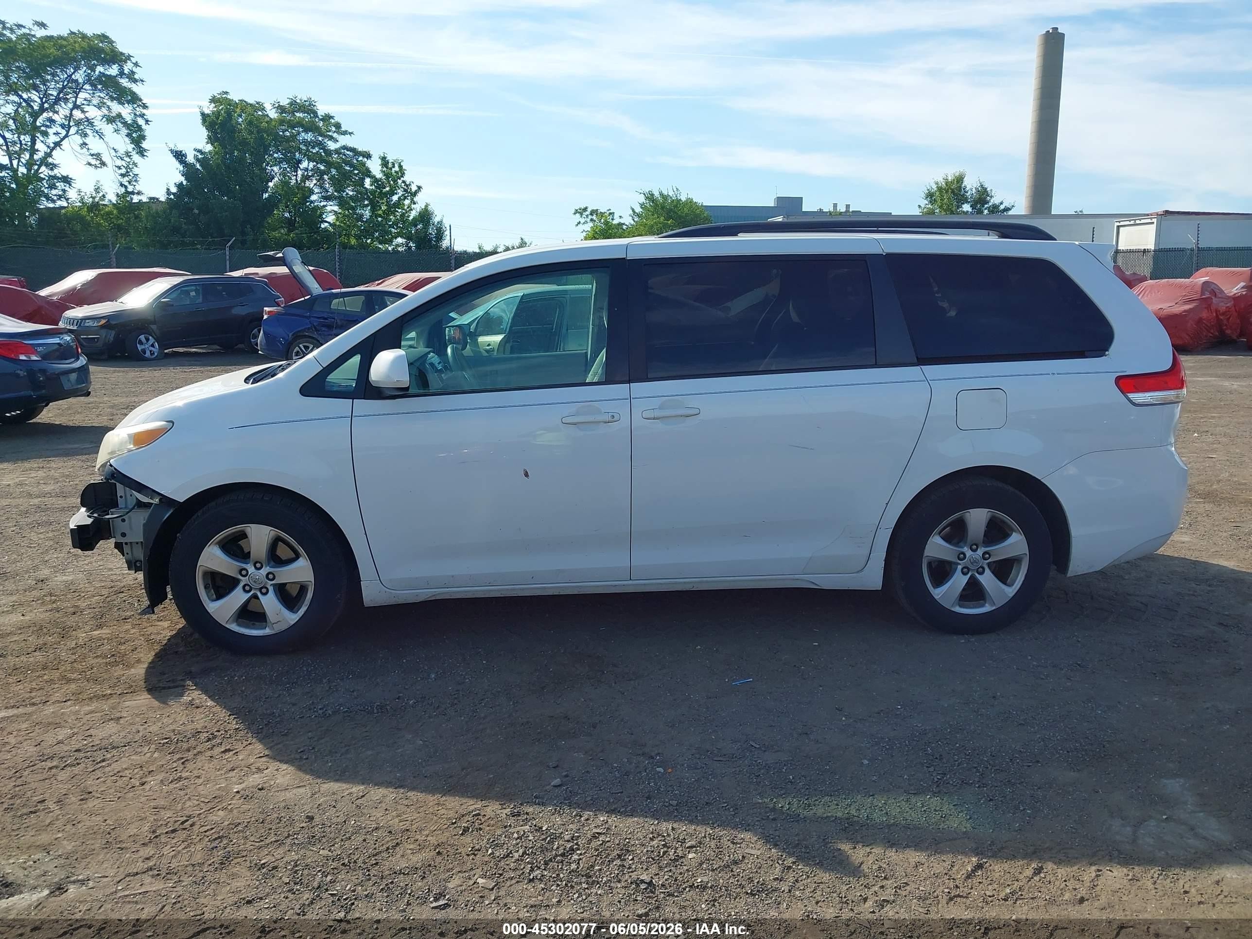 2014 Toyota Sienna Le V6 8 Passenger White vin: 5TDKK3DC9ES449965