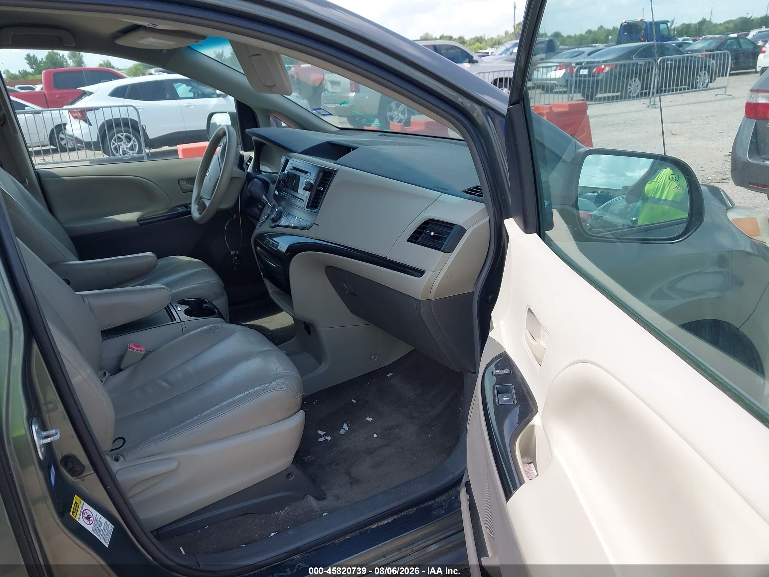 2014 Toyota Sienna Le V6 8 Passenger Green vin: 5TDKK3DC9ES452512