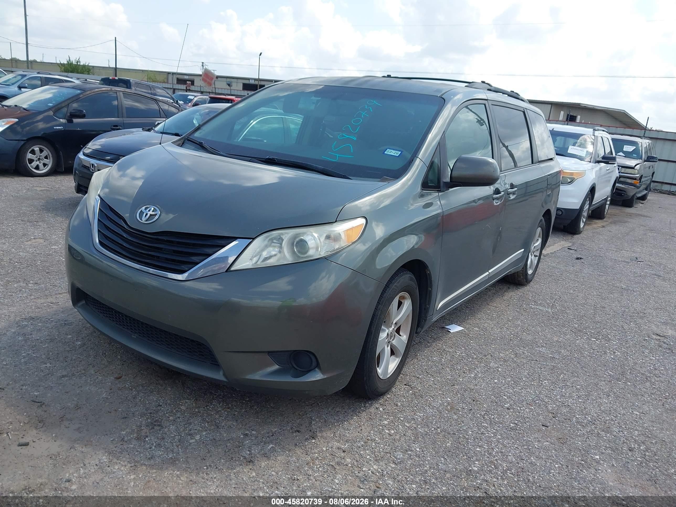 2014 Toyota Sienna Le V6 8 Passenger Green vin: 5TDKK3DC9ES452512