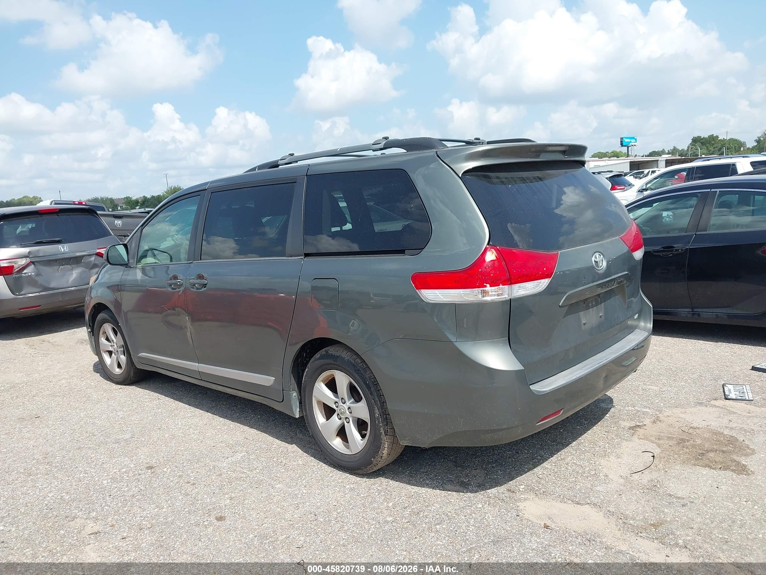 2014 Toyota Sienna Le V6 8 Passenger Green vin: 5TDKK3DC9ES452512