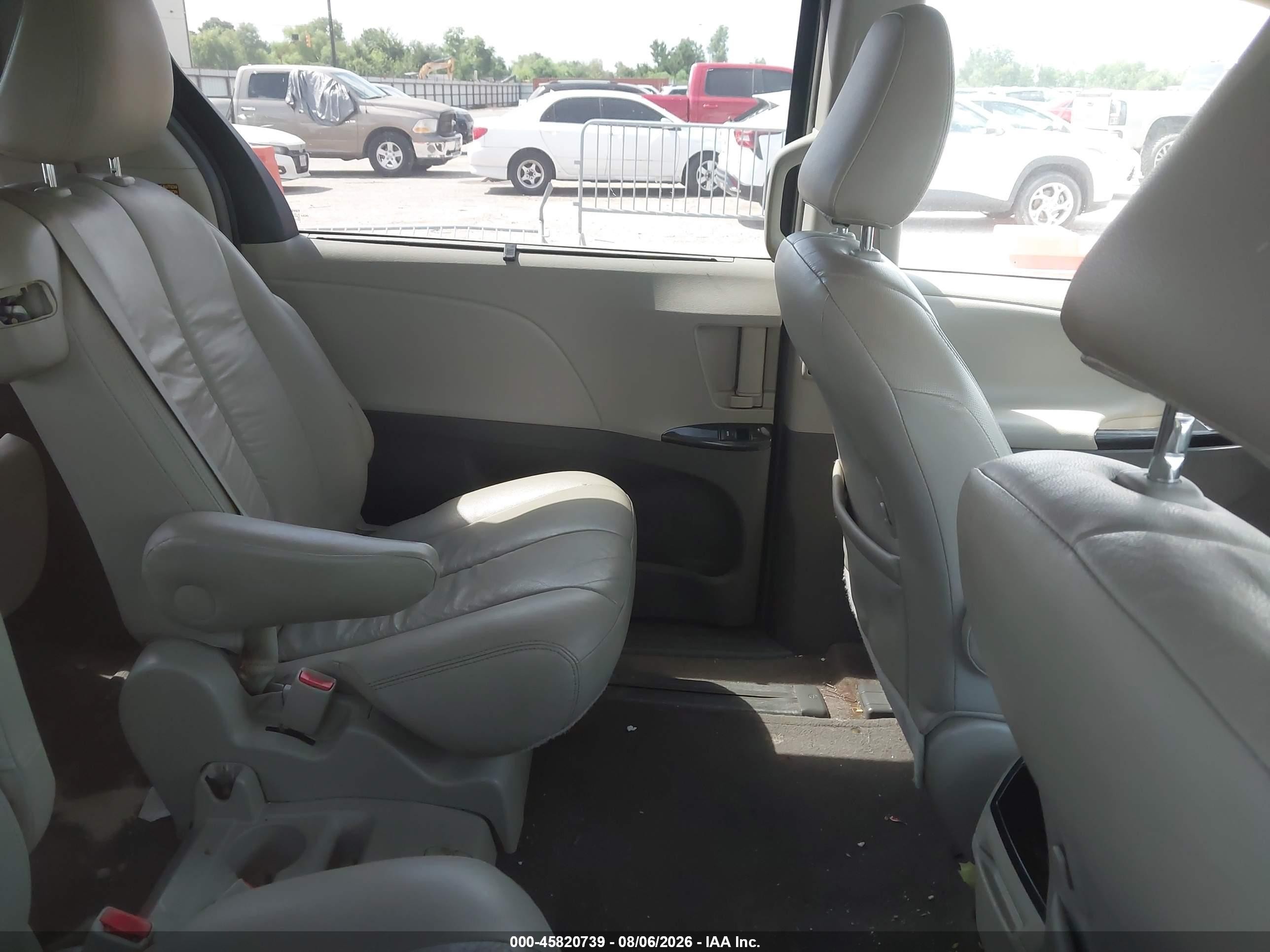 2014 Toyota Sienna Le V6 8 Passenger Green vin: 5TDKK3DC9ES452512