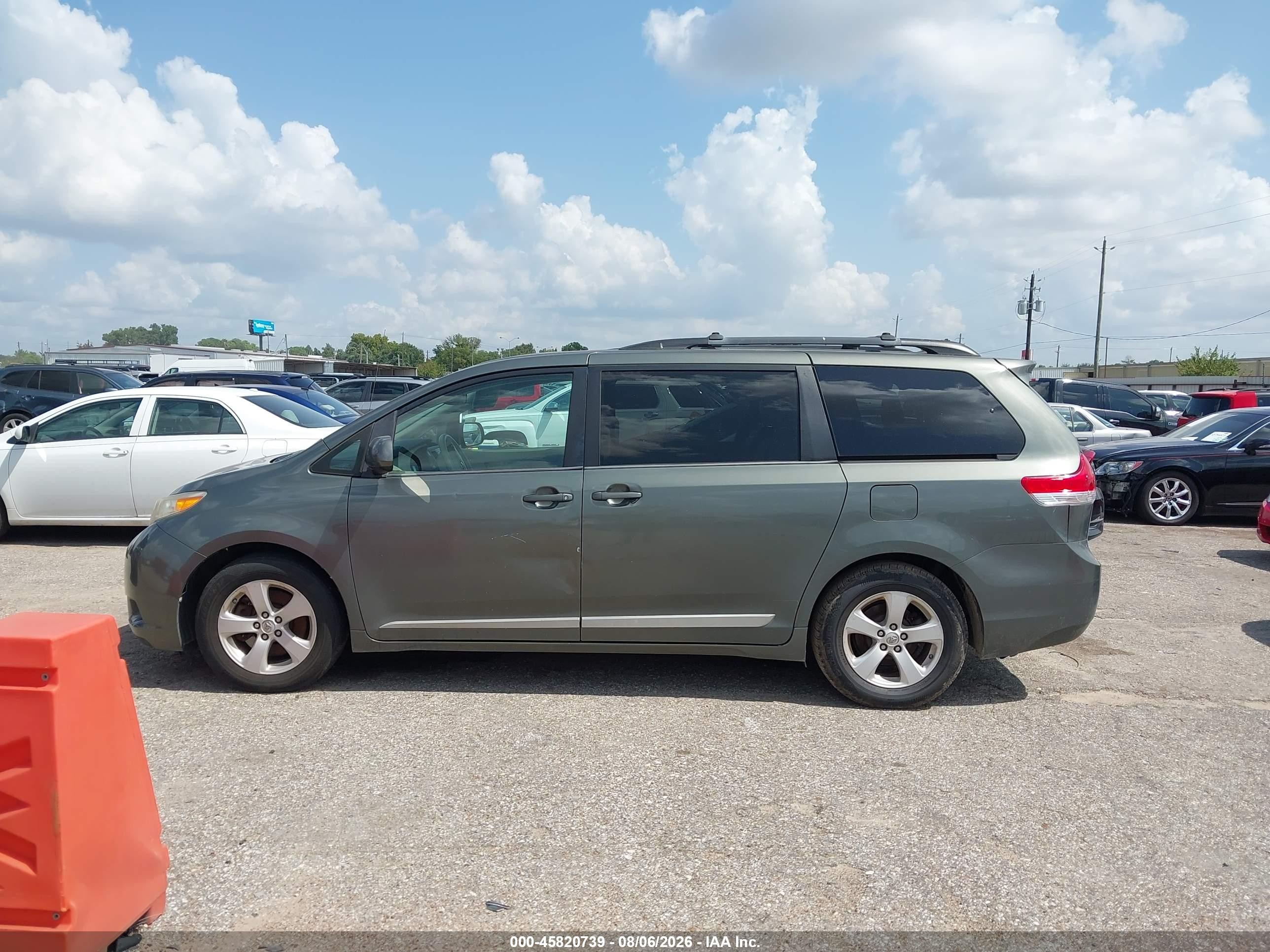 2014 Toyota Sienna Le V6 8 Passenger Green vin: 5TDKK3DC9ES452512