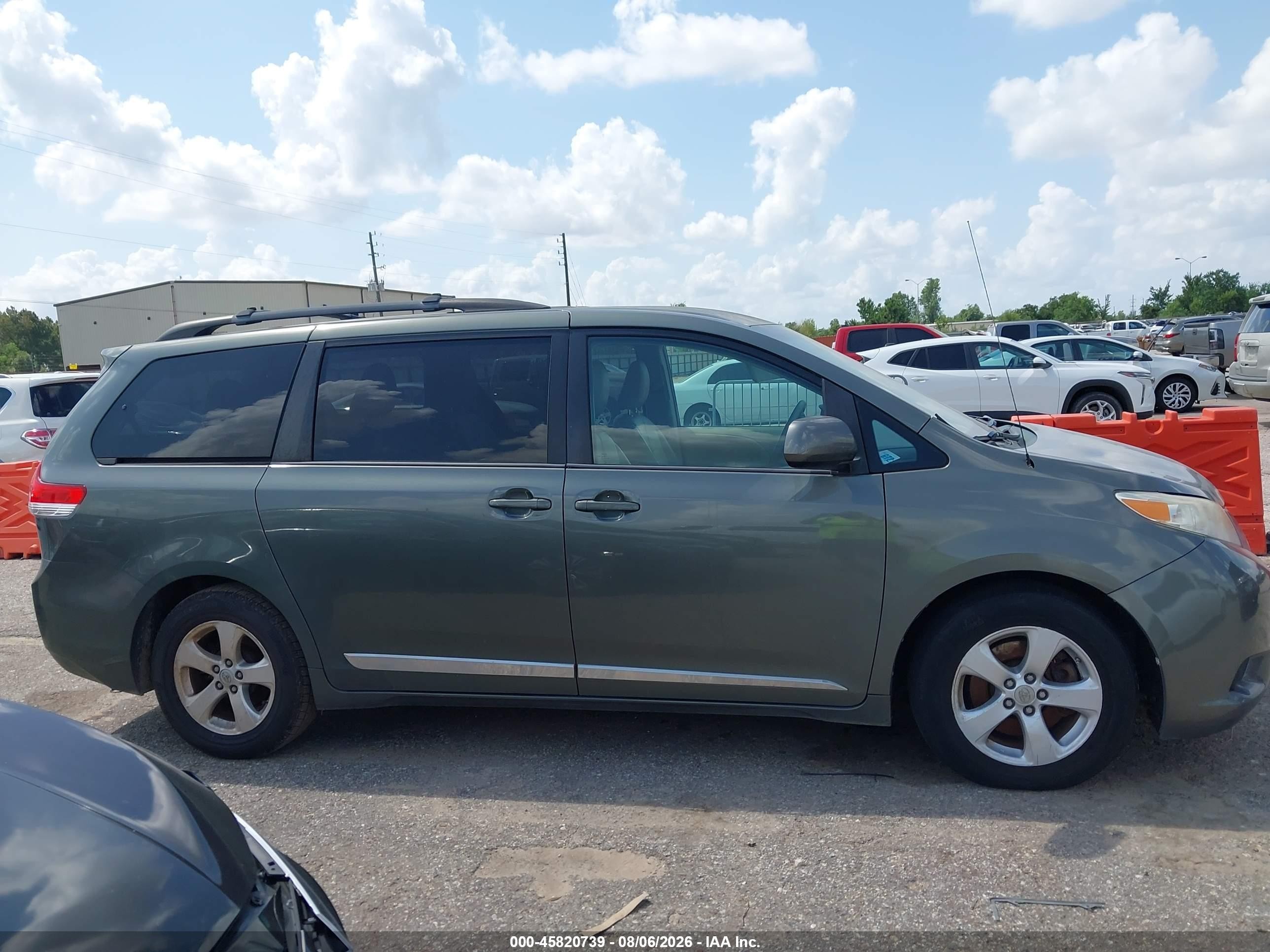 2014 Toyota Sienna Le V6 8 Passenger Green vin: 5TDKK3DC9ES452512