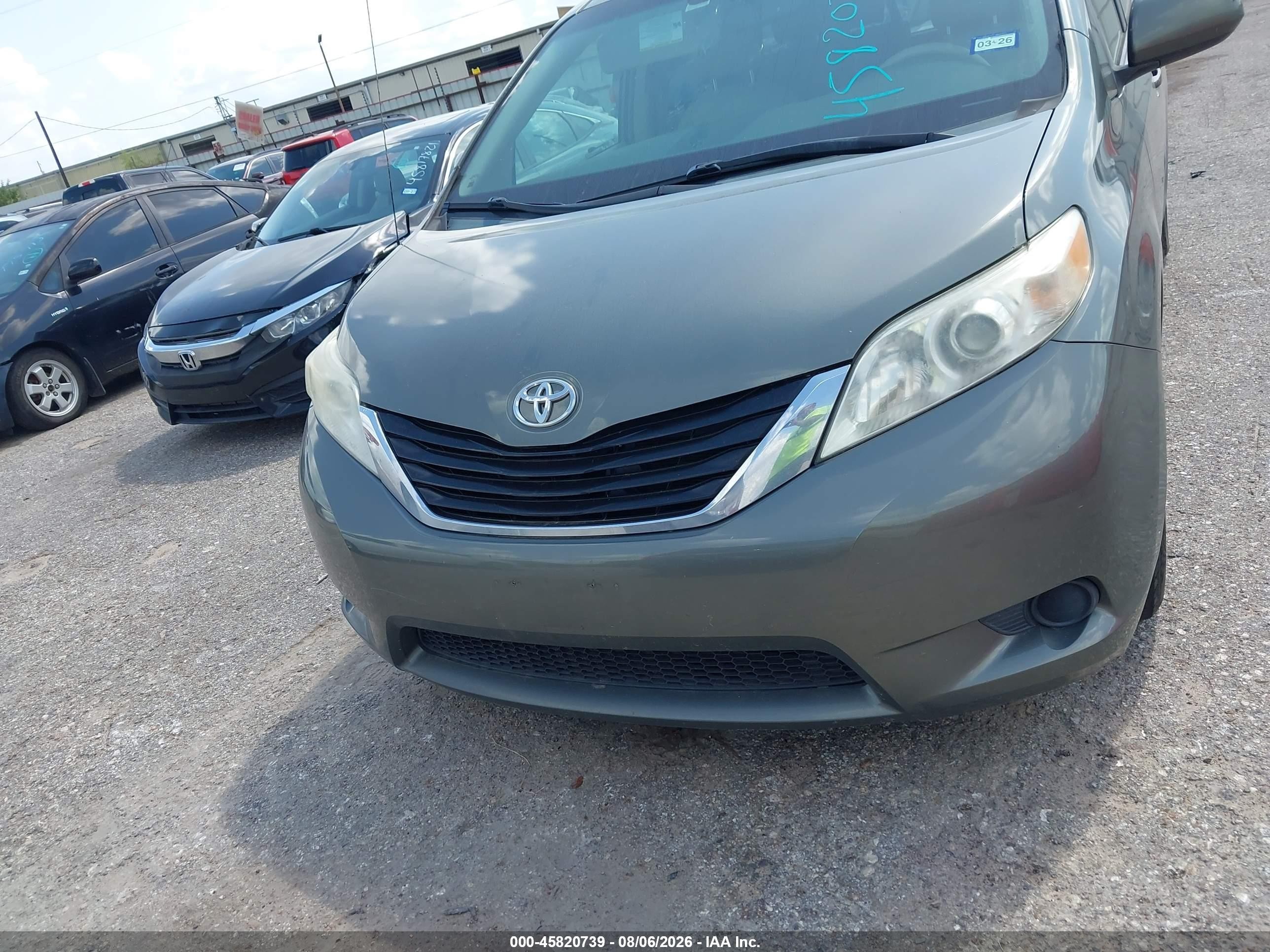 2014 Toyota Sienna Le V6 8 Passenger Green vin: 5TDKK3DC9ES452512