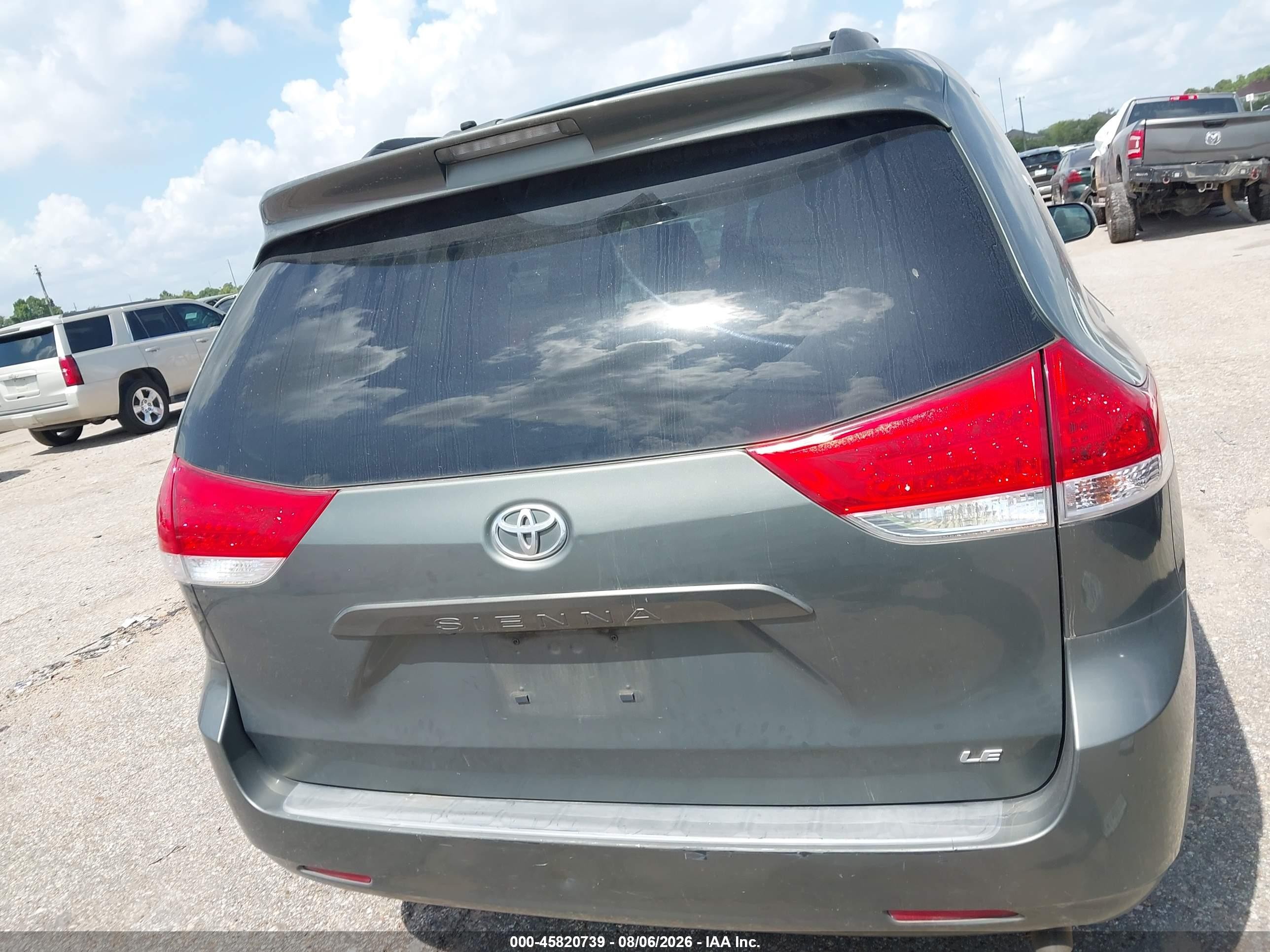 2014 Toyota Sienna Le V6 8 Passenger Green vin: 5TDKK3DC9ES452512