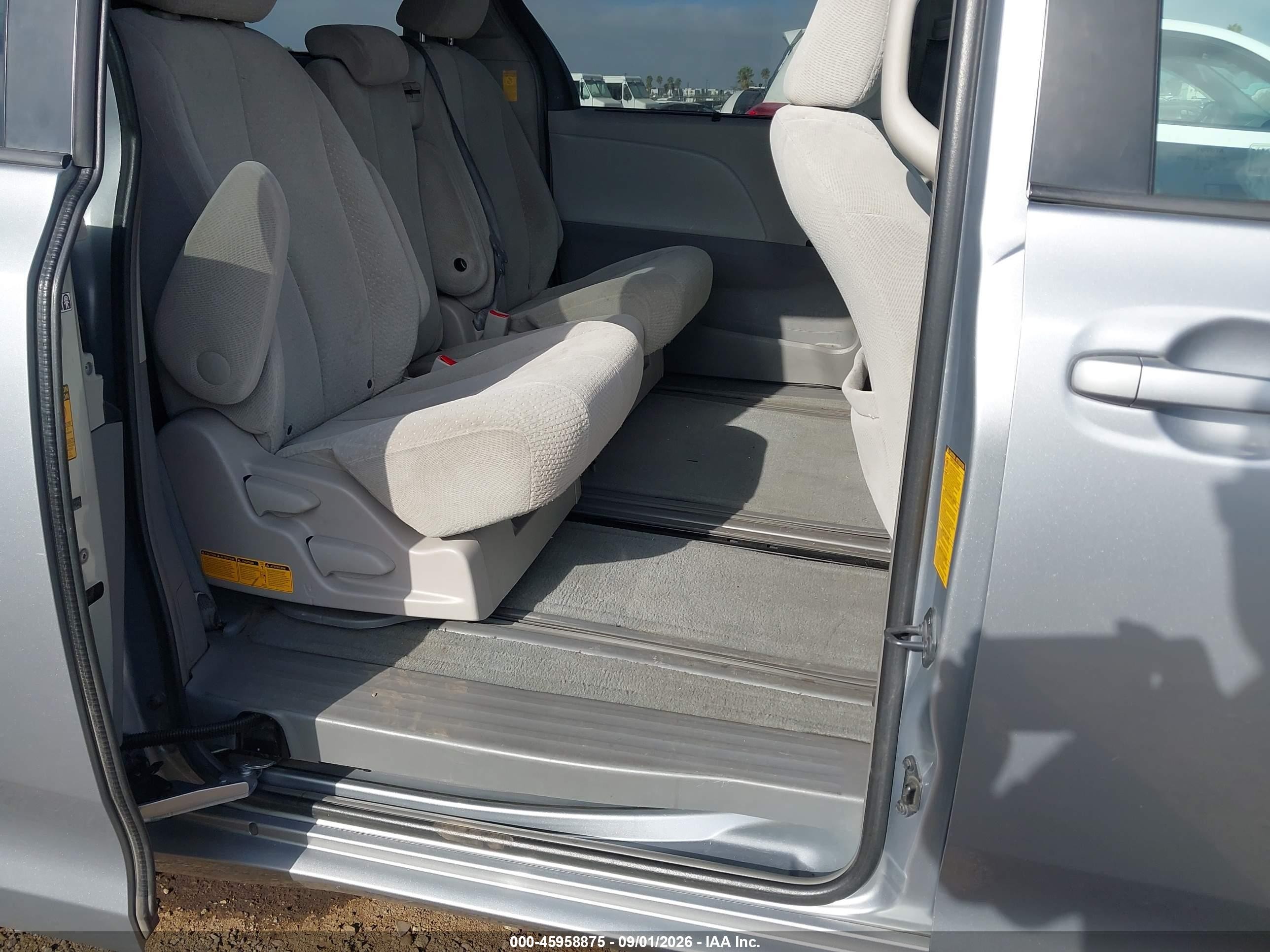 2014 Toyota Sienna Le V6 8 Passenger Gray vin: 5TDKK3DC9ES511705