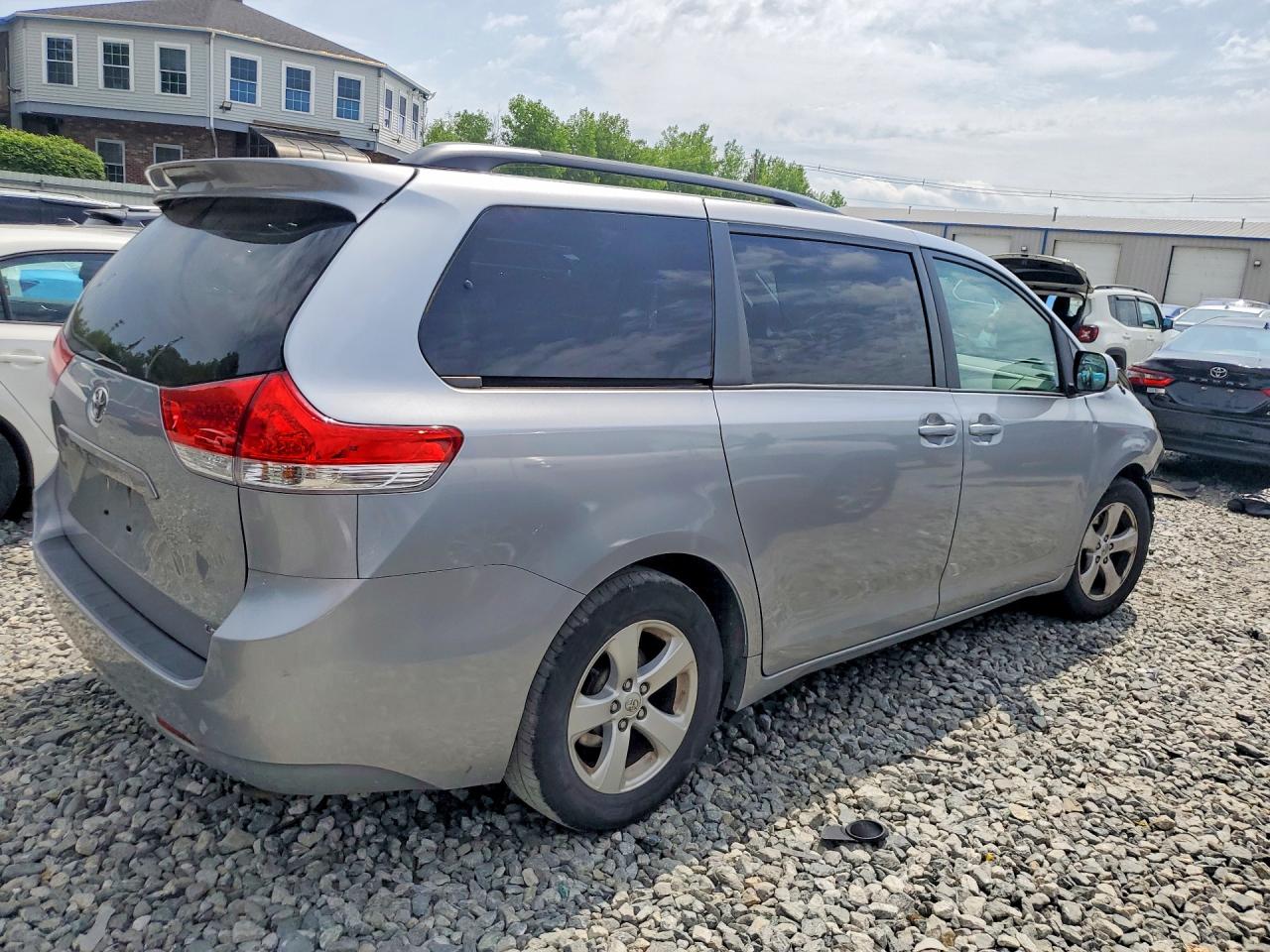 2014 Toyota Sienna Le Silver vin: 5TDKK3DC9ES518072