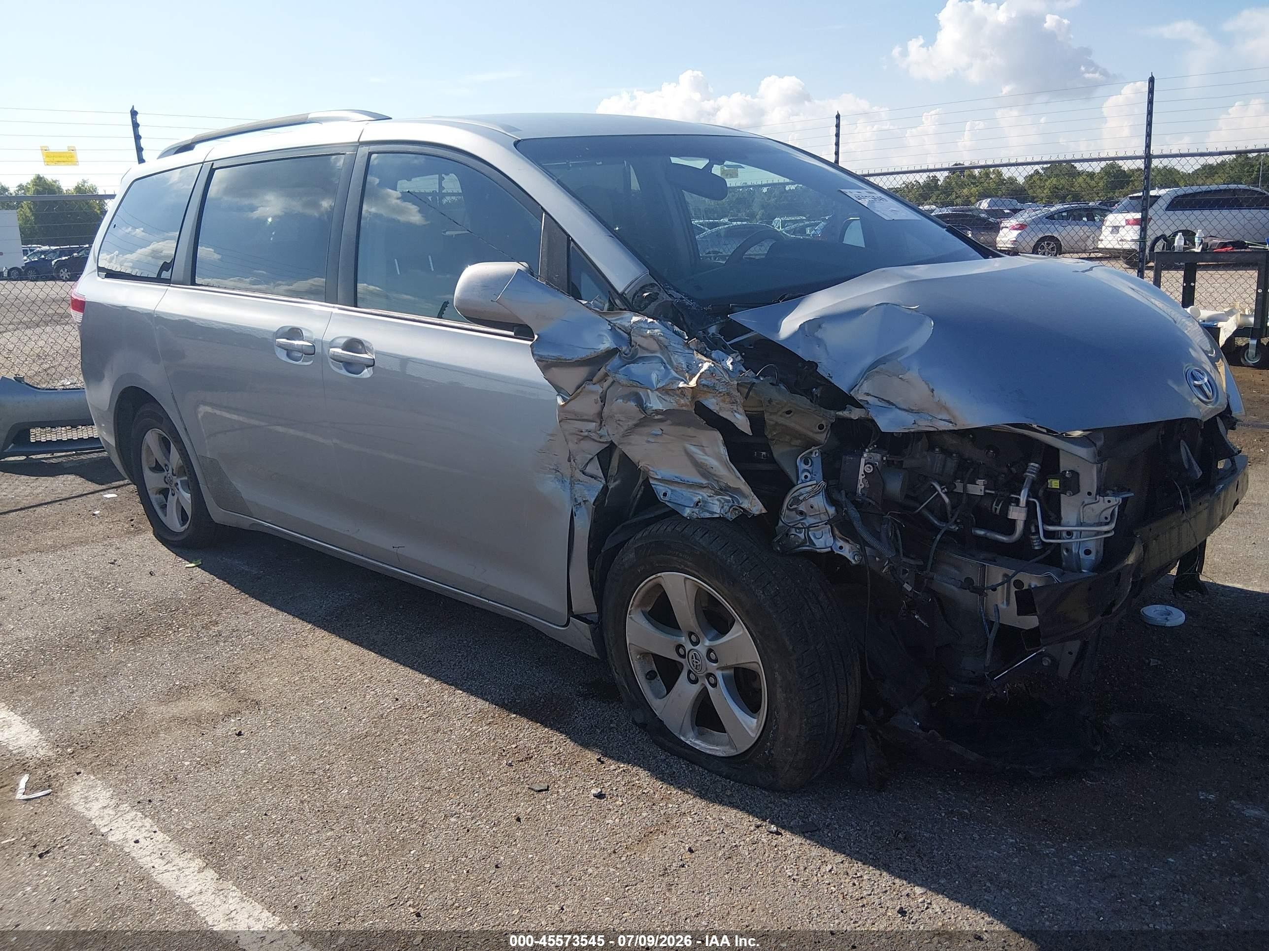 2014 Toyota Sienna Le V6 8 Passenger Silver vin: 5TDKK3DC9ES521652