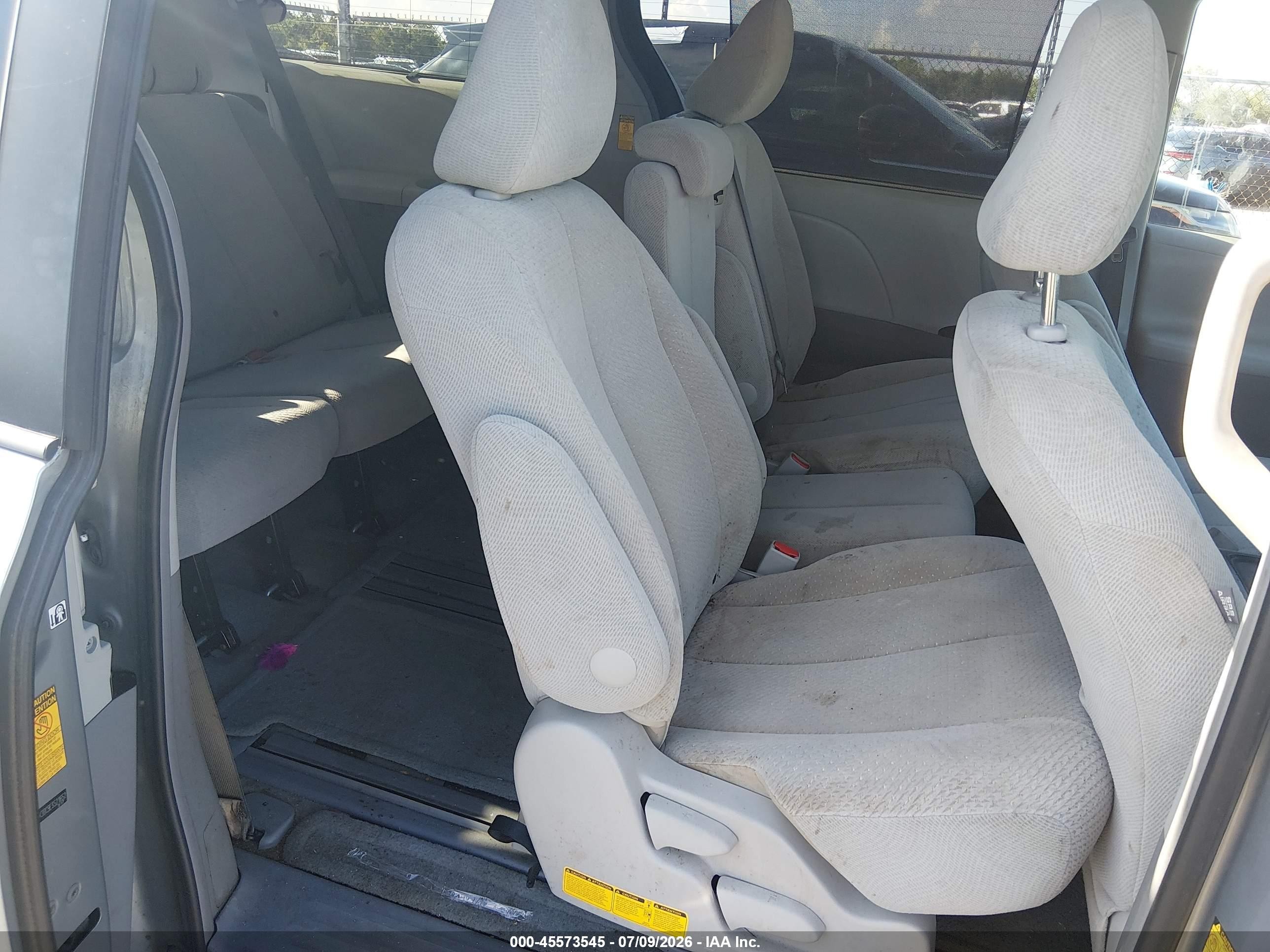 2014 Toyota Sienna Le V6 8 Passenger Silver vin: 5TDKK3DC9ES521652