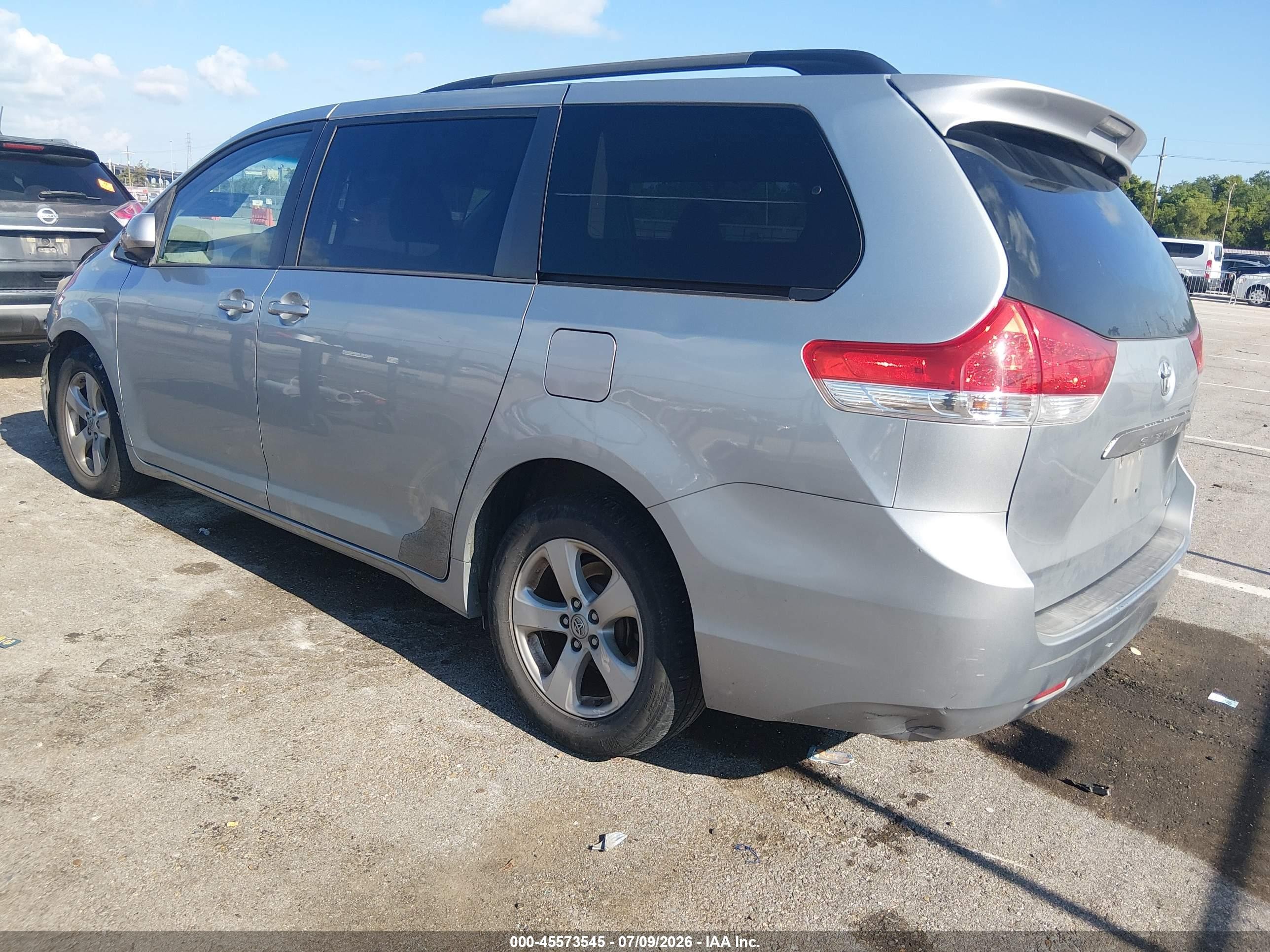 2014 Toyota Sienna Le V6 8 Passenger Silver vin: 5TDKK3DC9ES521652