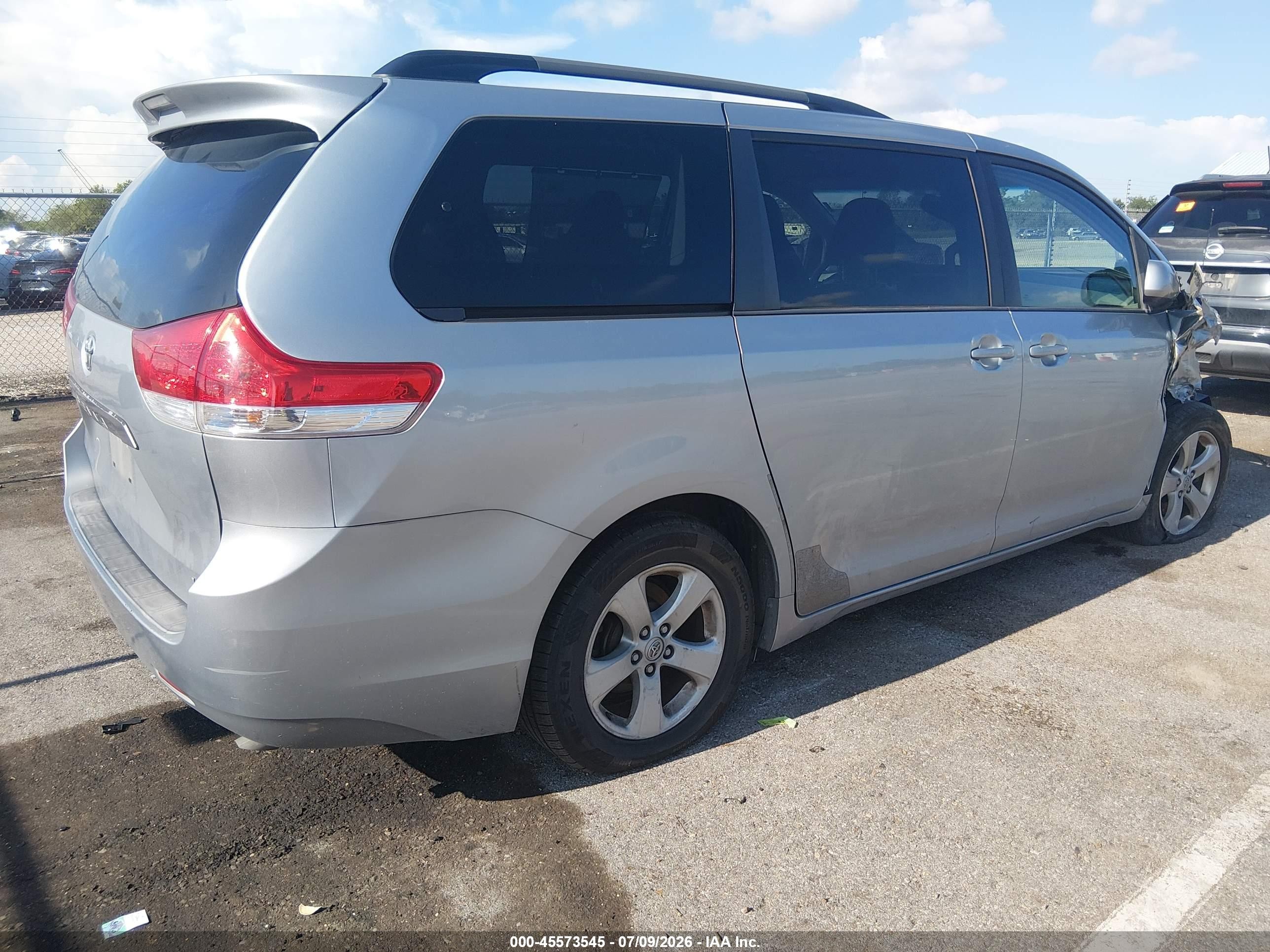 2014 Toyota Sienna Le V6 8 Passenger Silver vin: 5TDKK3DC9ES521652