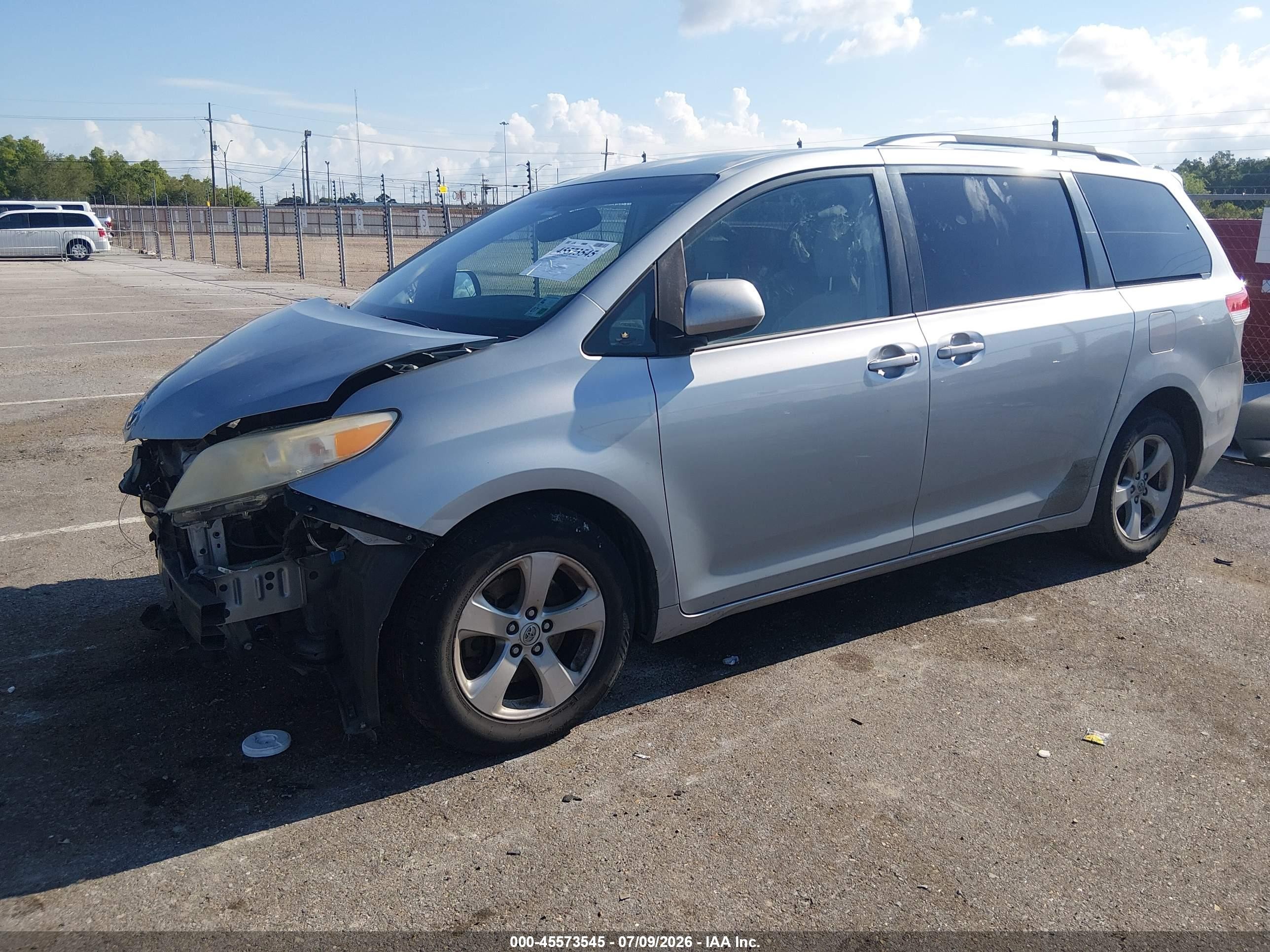 2014 Toyota Sienna Le V6 8 Passenger Silver vin: 5TDKK3DC9ES521652
