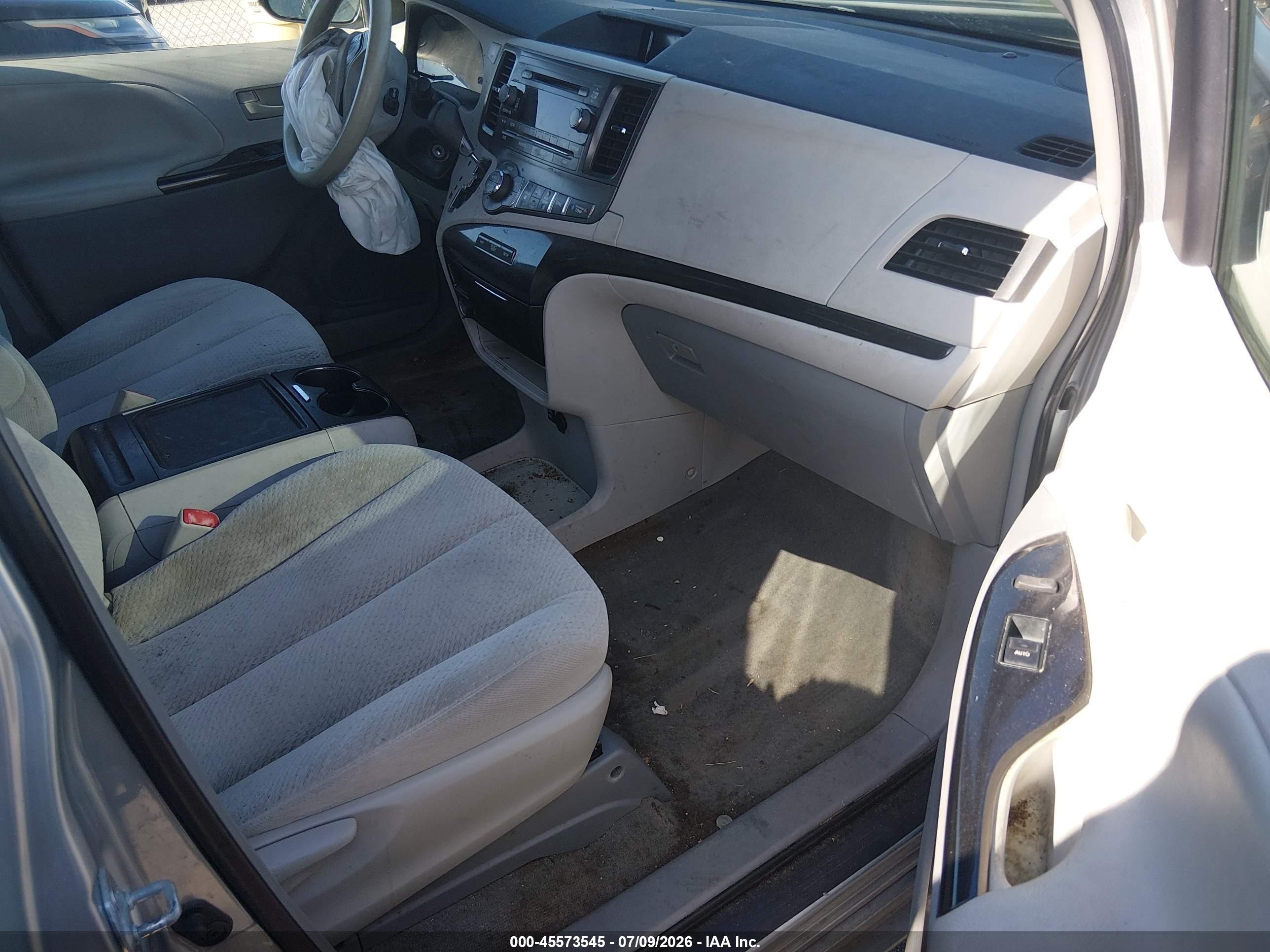 2014 Toyota Sienna Le V6 8 Passenger Silver vin: 5TDKK3DC9ES521652