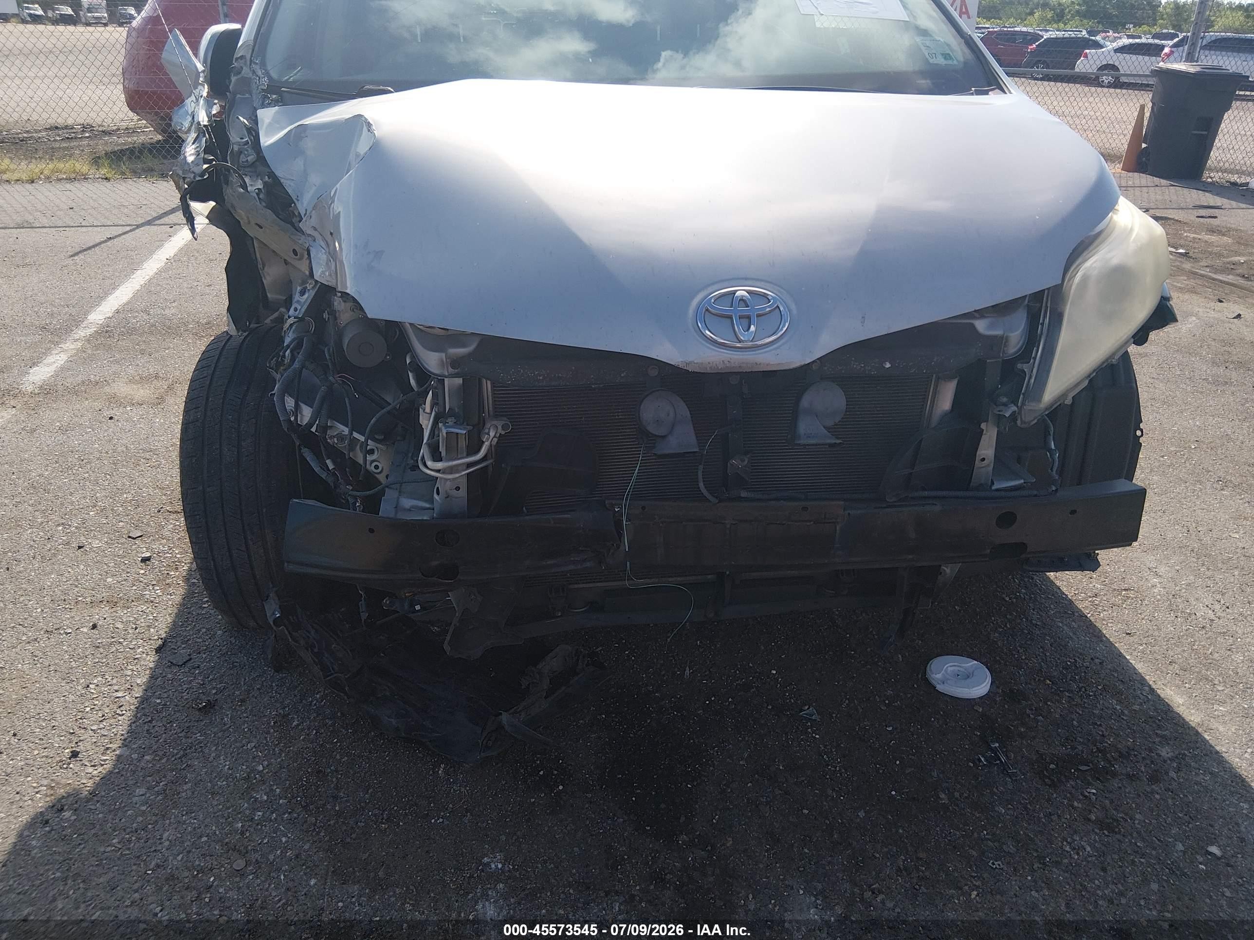 2014 Toyota Sienna Le V6 8 Passenger Silver vin: 5TDKK3DC9ES521652
