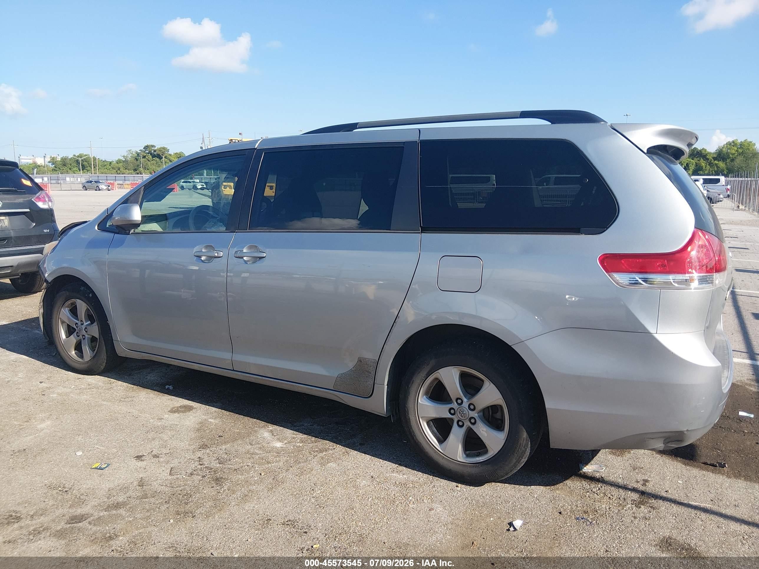 2014 Toyota Sienna Le V6 8 Passenger Silver vin: 5TDKK3DC9ES521652