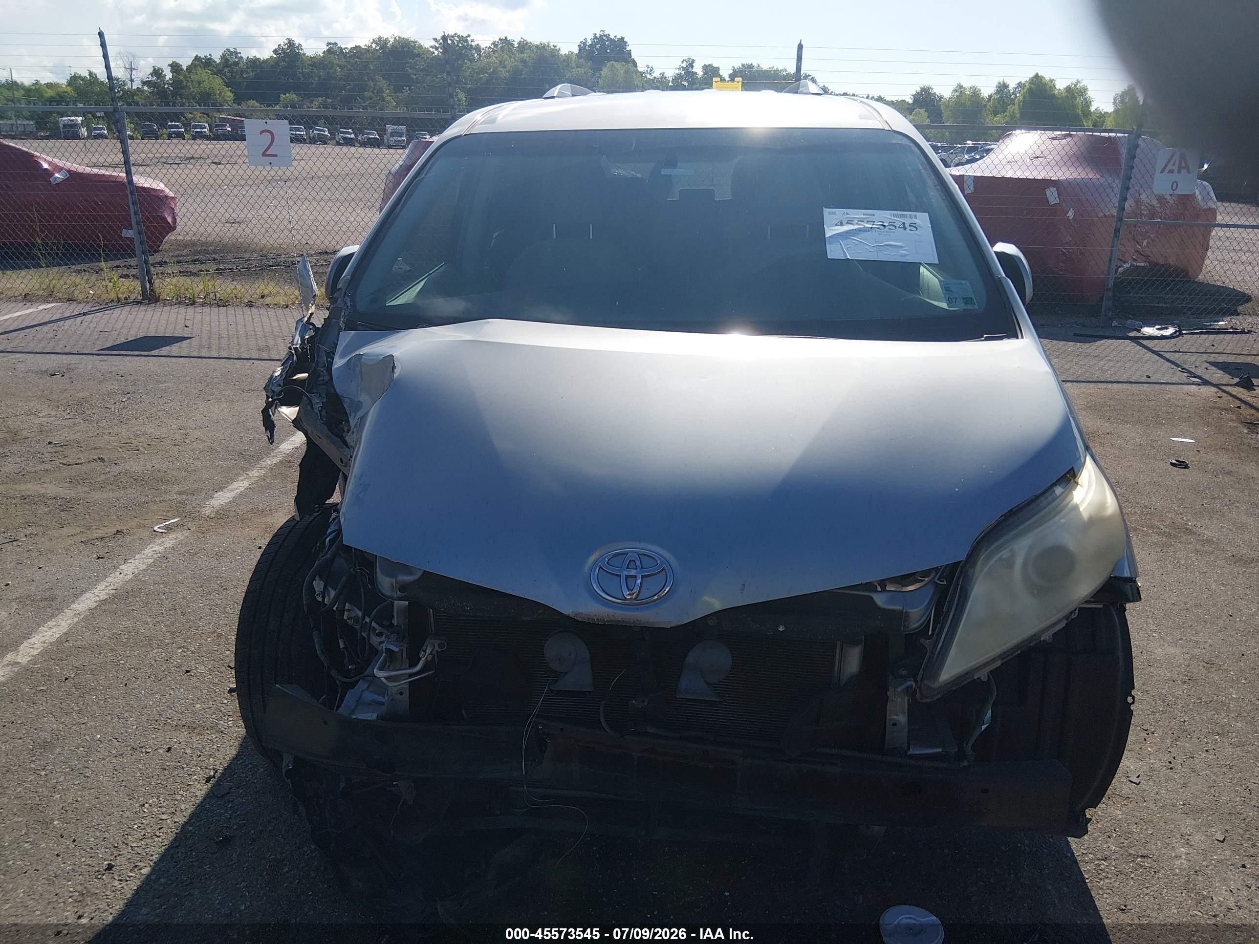 2014 Toyota Sienna Le V6 8 Passenger Silver vin: 5TDKK3DC9ES521652