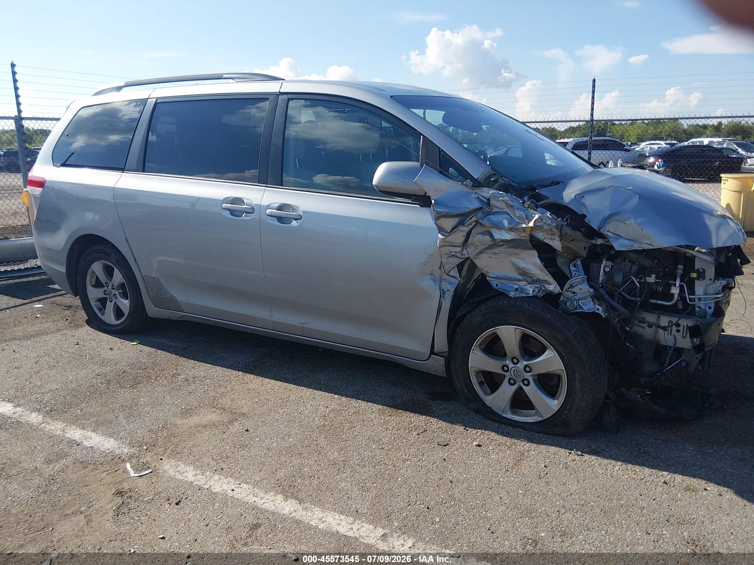 2014 Toyota Sienna Le V6 8 Passenger Silver vin: 5TDKK3DC9ES521652
