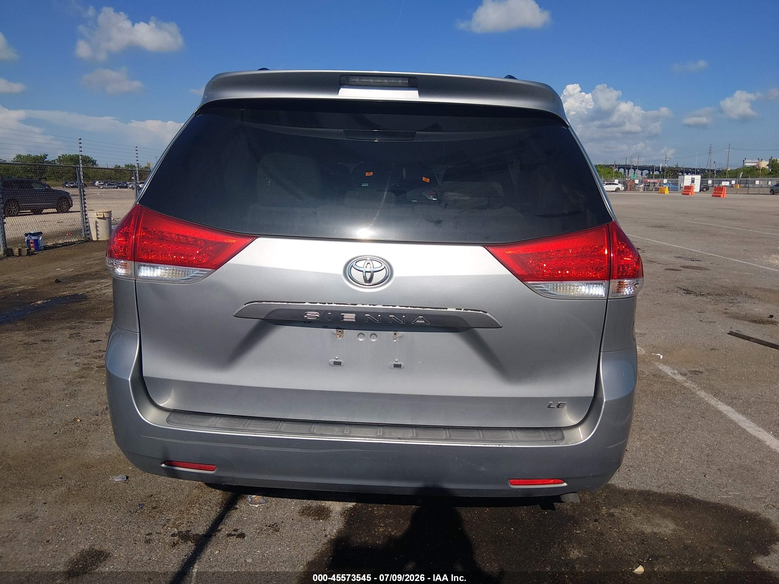 2014 Toyota Sienna Le V6 8 Passenger Silver vin: 5TDKK3DC9ES521652