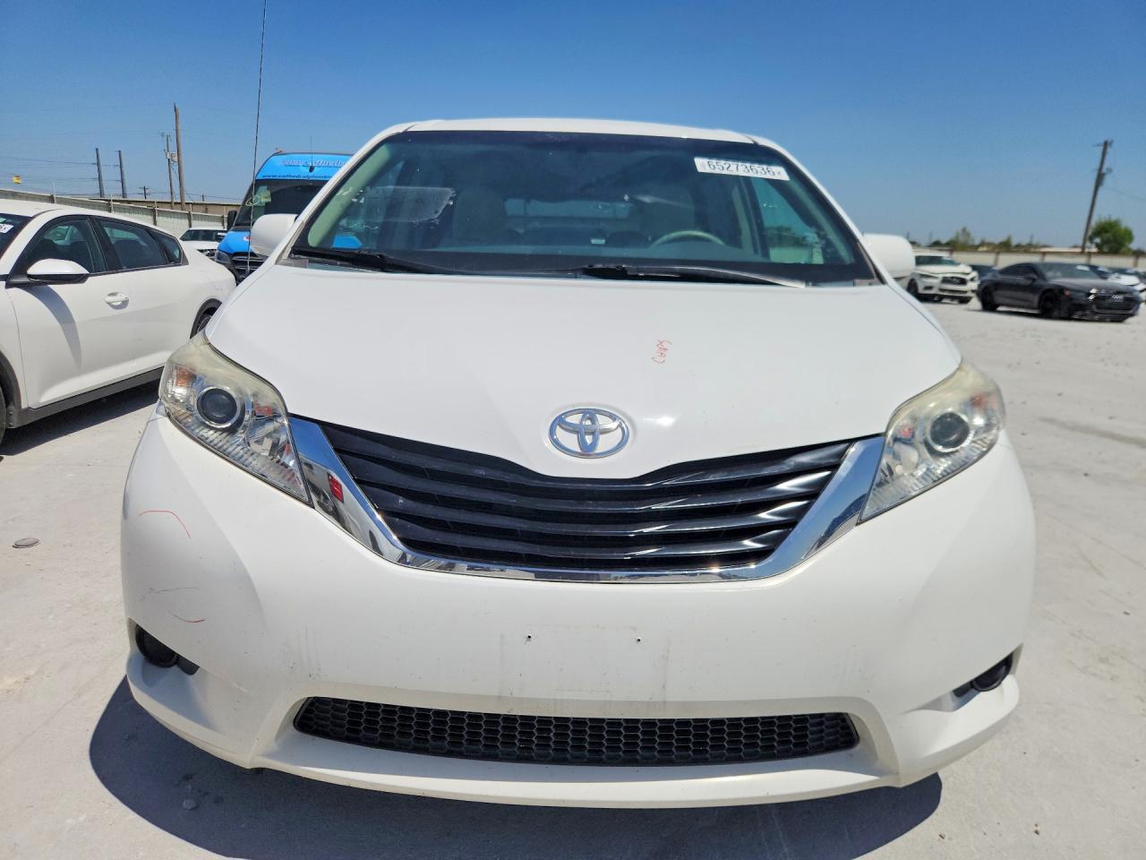 2014 Toyota Sienna Le White vin: 5TDKK3DC9ES526088