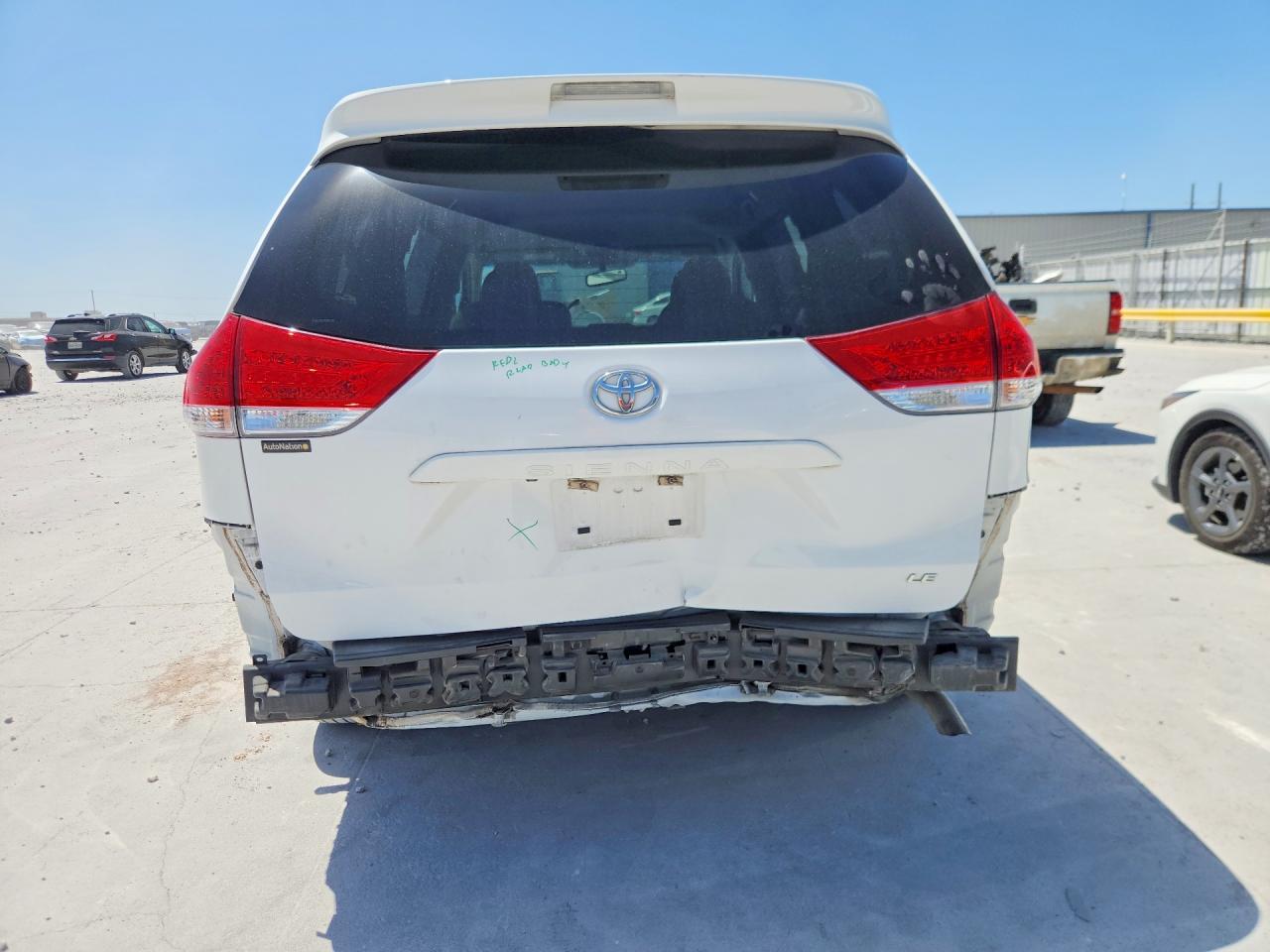 2014 Toyota Sienna Le White vin: 5TDKK3DC9ES526088