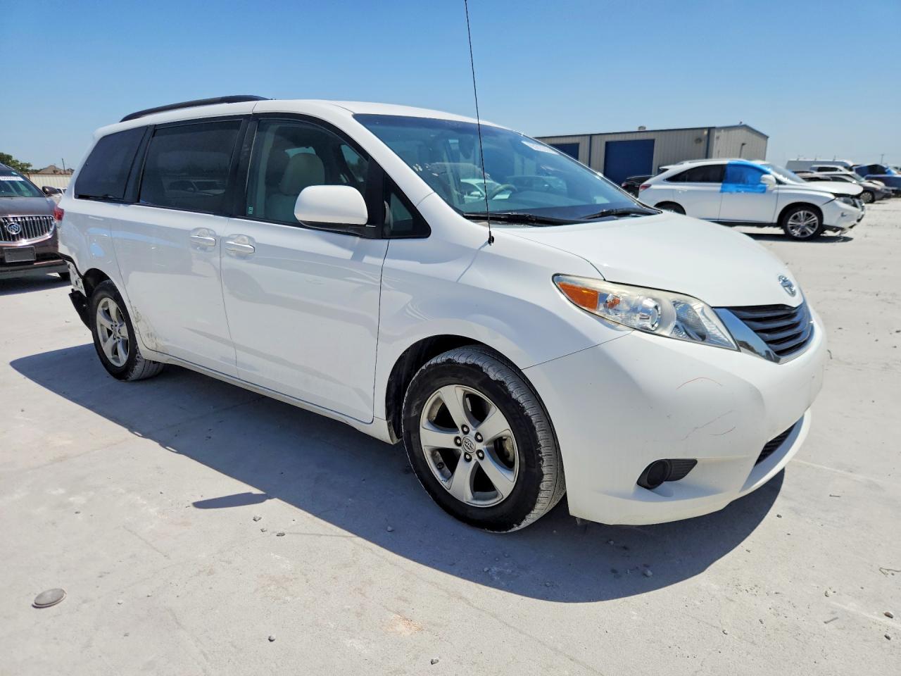 2014 Toyota Sienna Le White vin: 5TDKK3DC9ES526088