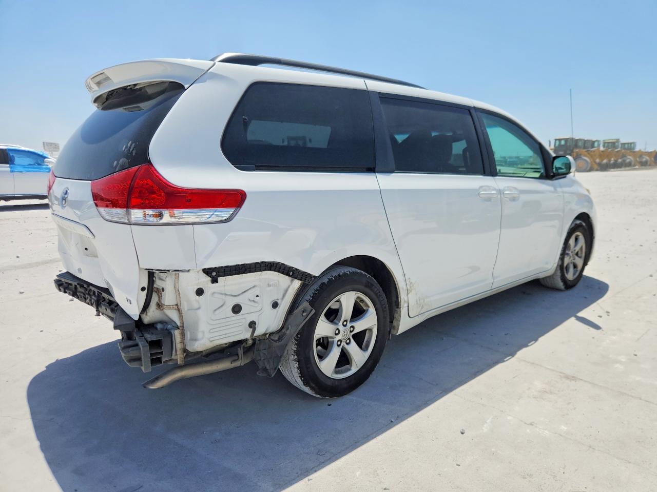 2014 Toyota Sienna Le White vin: 5TDKK3DC9ES526088