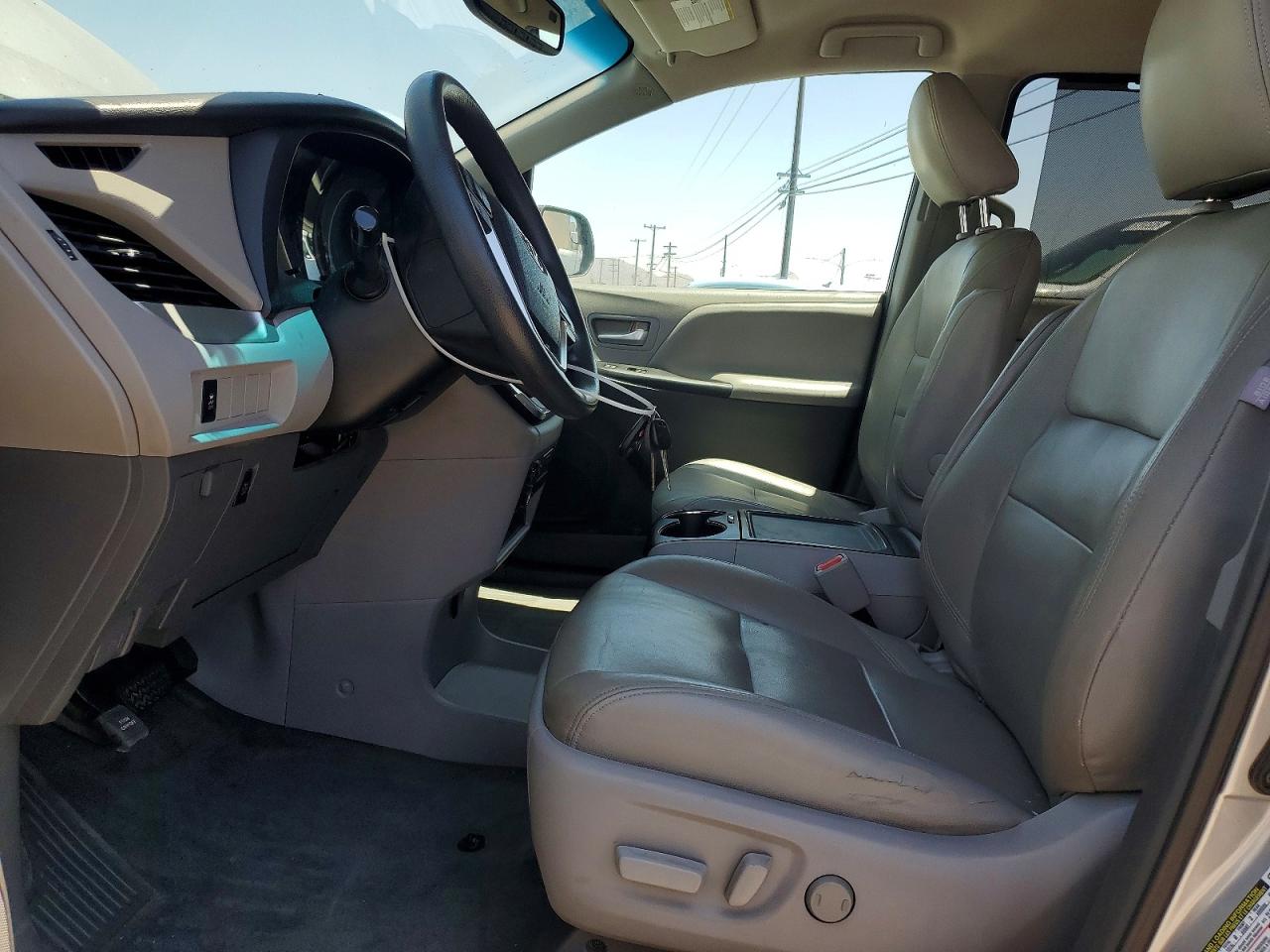 2015 Toyota Sienna Le Silver vin: 5TDKK3DC9FS552336