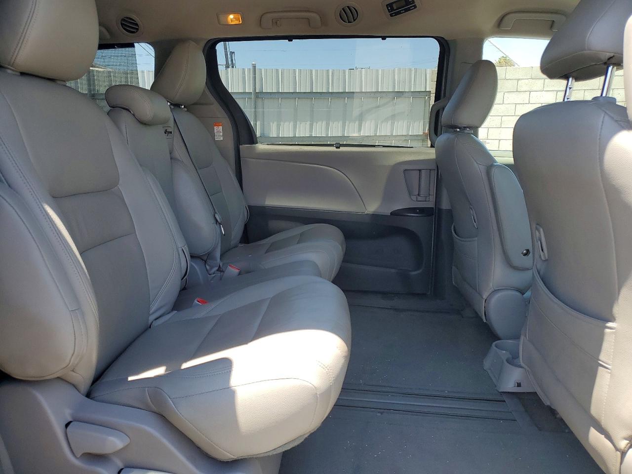 2015 Toyota Sienna Le Silver vin: 5TDKK3DC9FS552336
