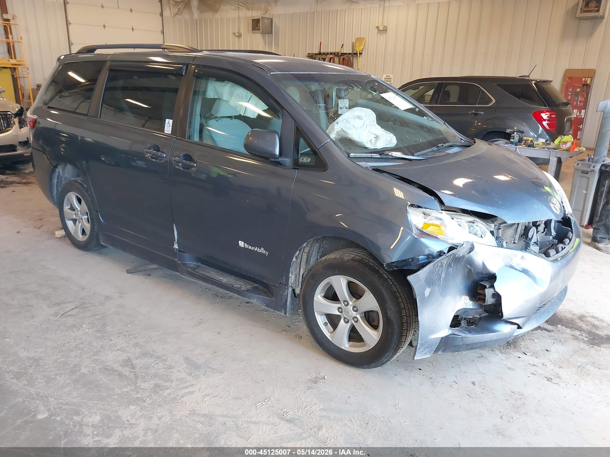 2015 Toyota Sienna Le 7 Passenger Blue vin: 5TDKK3DC9FS561831