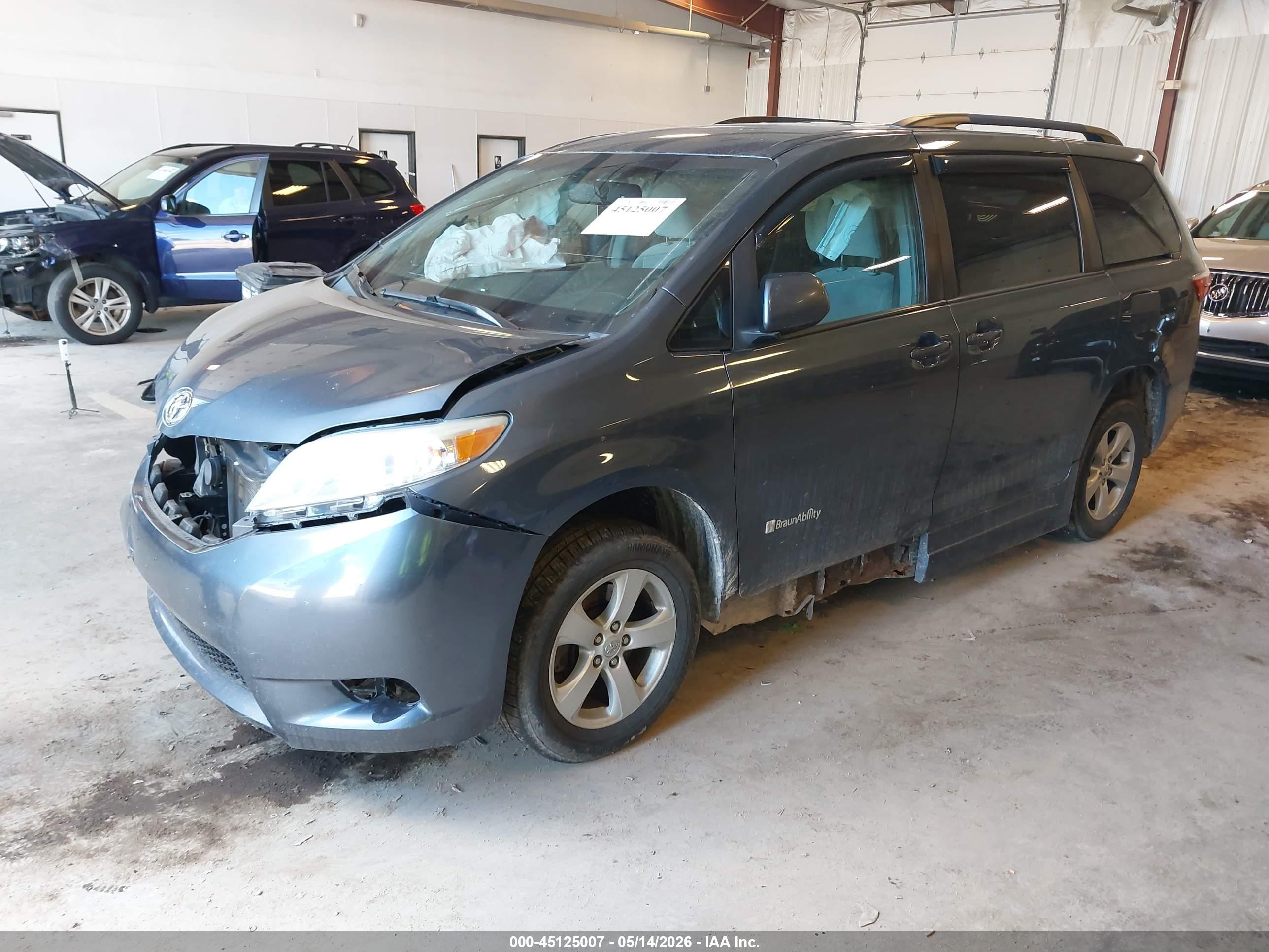 2015 Toyota Sienna Le 7 Passenger Blue vin: 5TDKK3DC9FS561831